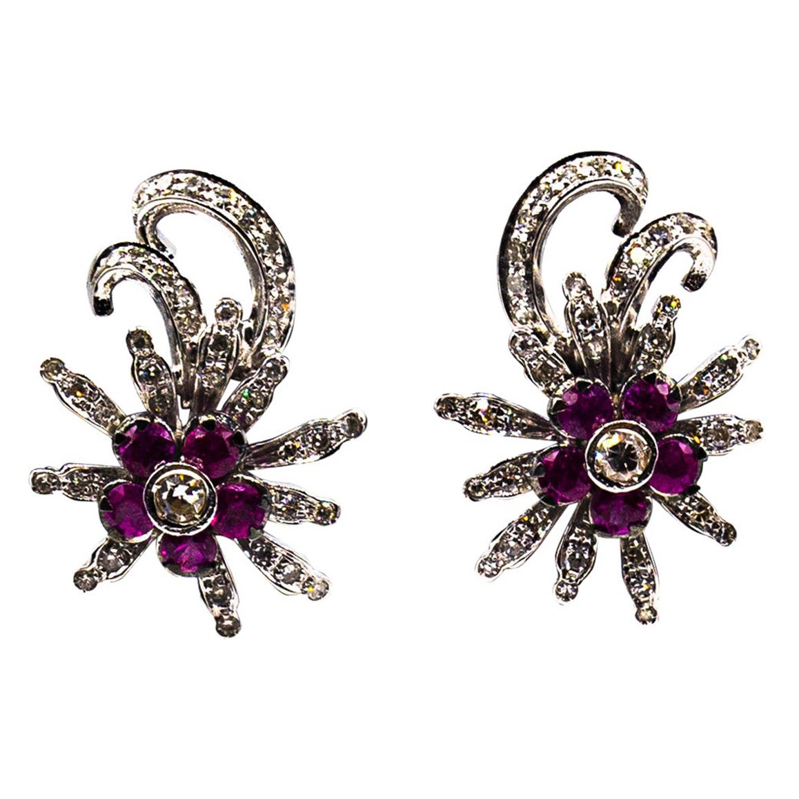 Boucles d
oreilles or blanc rubis diamant taille brillant style Art Nouveau en vente