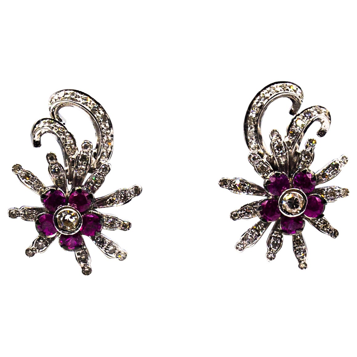 Boucles d
oreilles en or blanc avec plaque de zircon et de rubis de style Art Nouveau