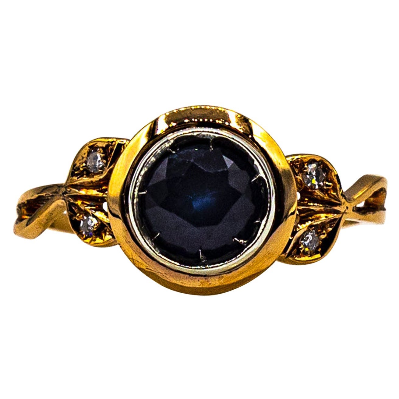 Bague cocktail de style Art nouveau en or jaune avec diamants blancs, saphirs bleus et rubis