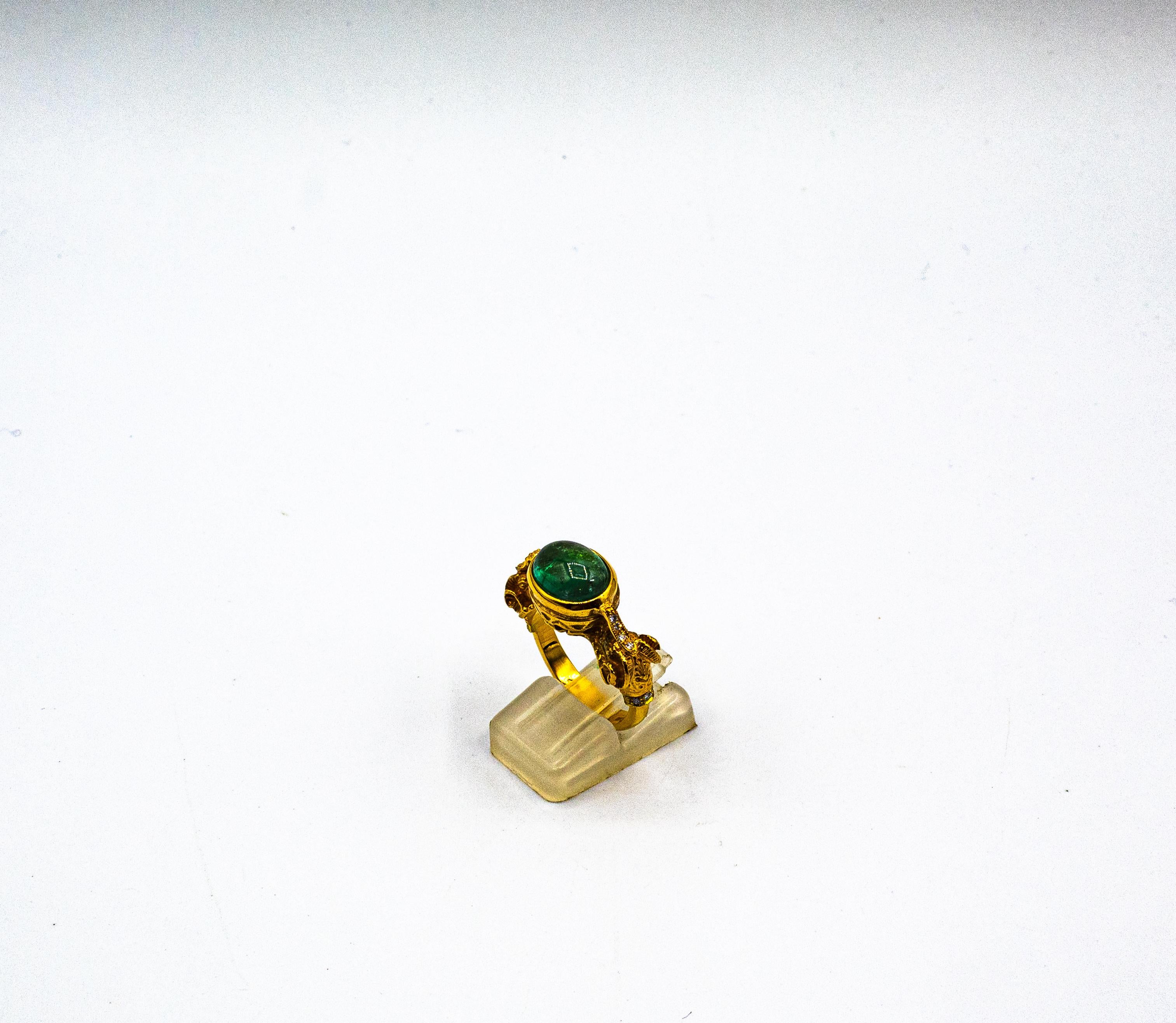 Taille cabochon Bague de cocktail en or jaune, diamant blanc taillé en cabochon et émeraude de style Art Nouveau en vente