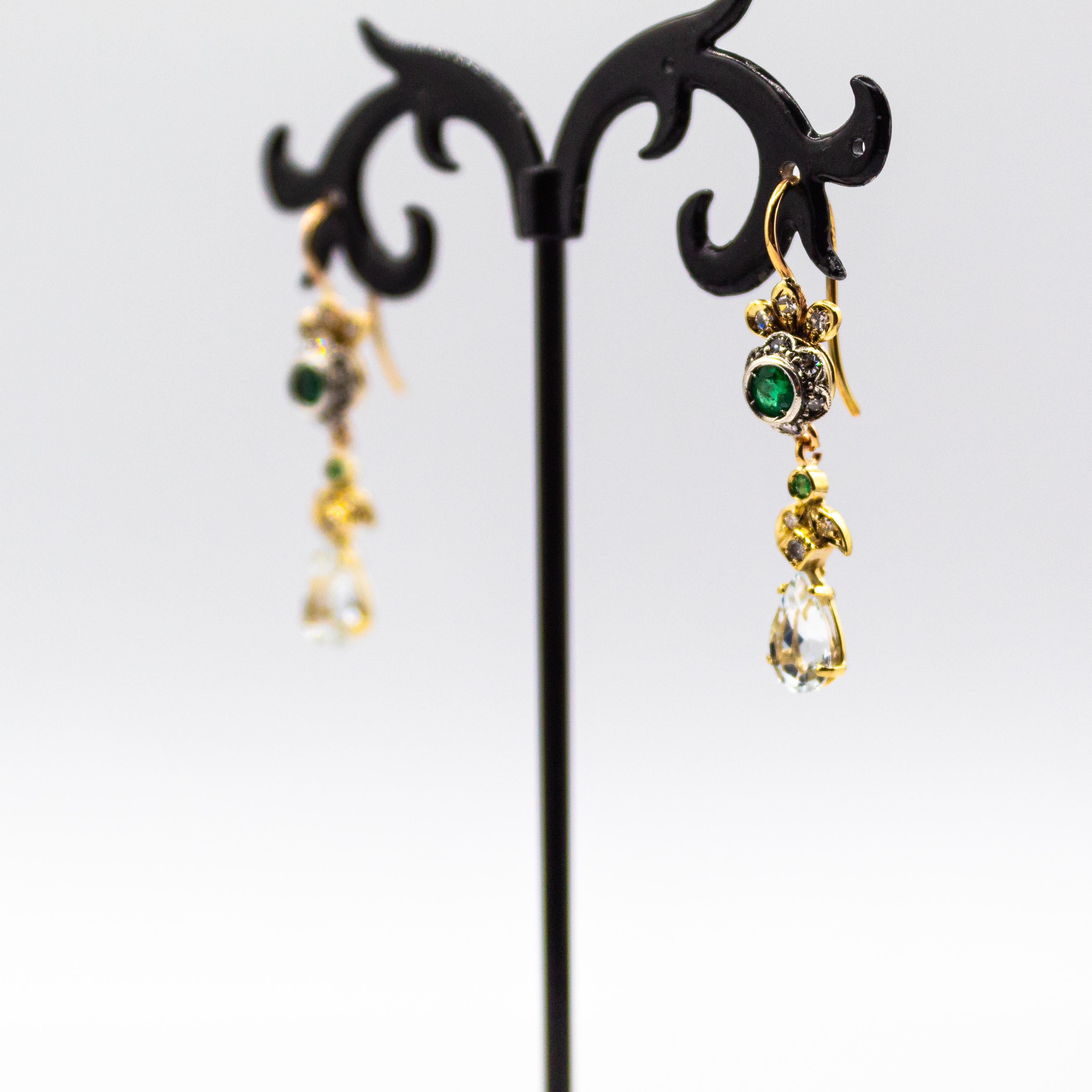 Taglio rotondo Orecchini a goccia in stile Art Nouveau in oro giallo con diamante bianco e smeraldo e acquamarina in vendita