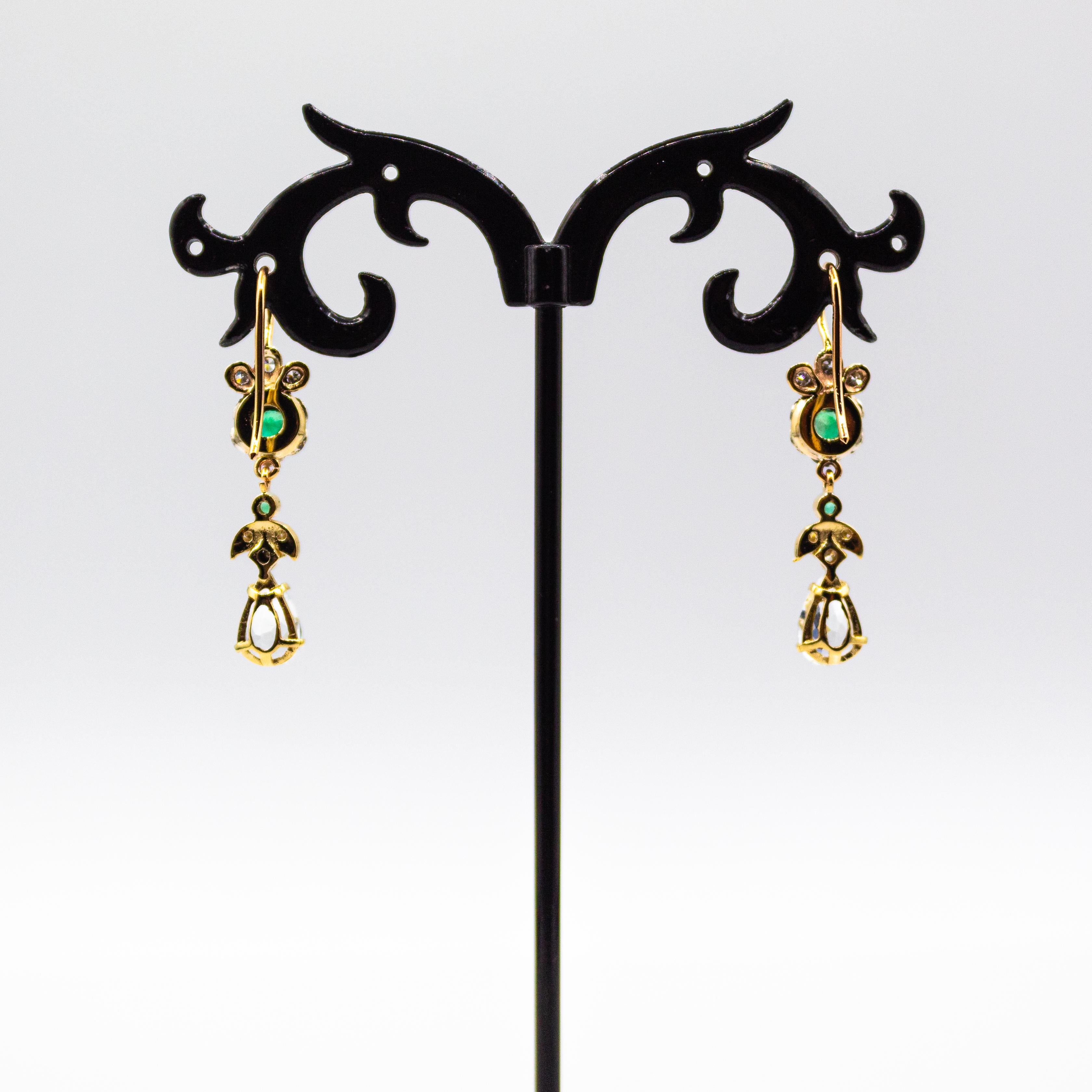 Orecchini a goccia in stile Art Nouveau in oro giallo con diamante bianco e smeraldo e acquamarina In condizioni Nuovo in vendita a Naples, IT