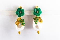 Boucles d'oreilles fleurs en or jaune de style Art Nouveau avec diamants blancs, émeraudes et agate vertes