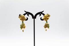 Clips d'oreilles en or jaune avec diamants blancs et perles d'émeraude de style Art nouveau
