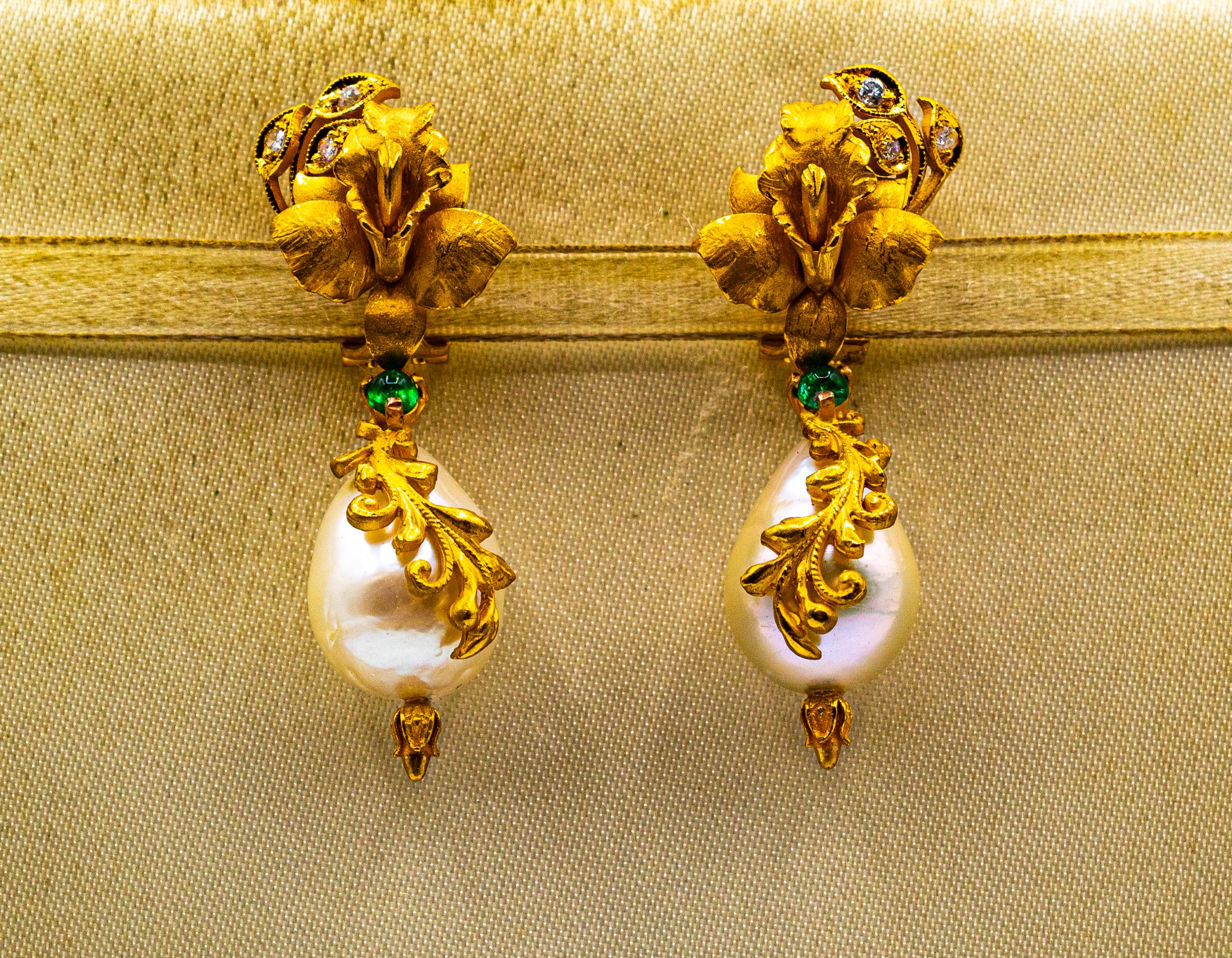 Art Nouveau Style Weißer Diamant Smaragd Perle Gelbgold Clip-On Ohrringe (Art nouveau) im Angebot