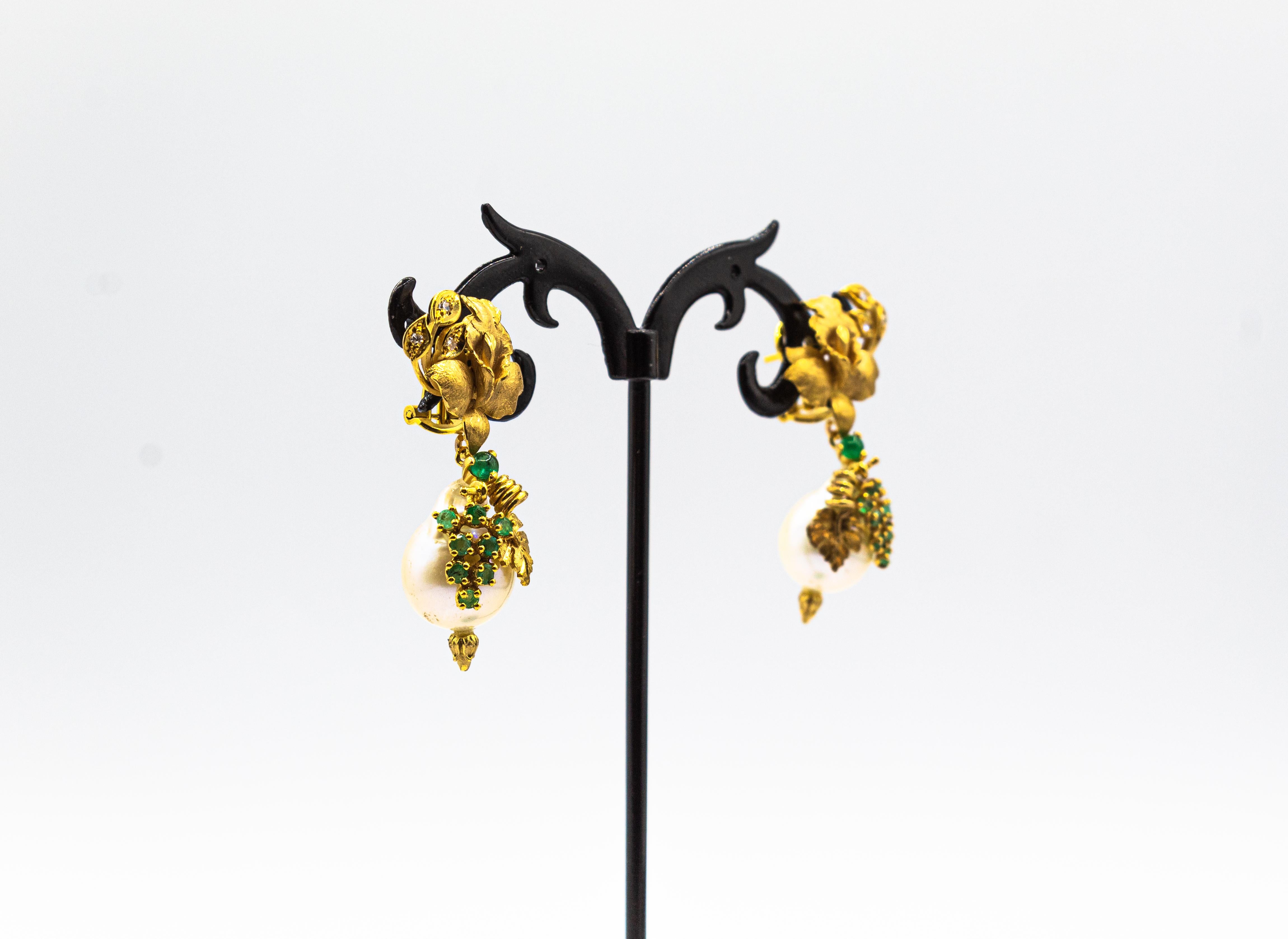 Taglio brillante Orecchini a clip in oro giallo con diamante bianco e perla smeraldo in stile Art Nouveau in vendita