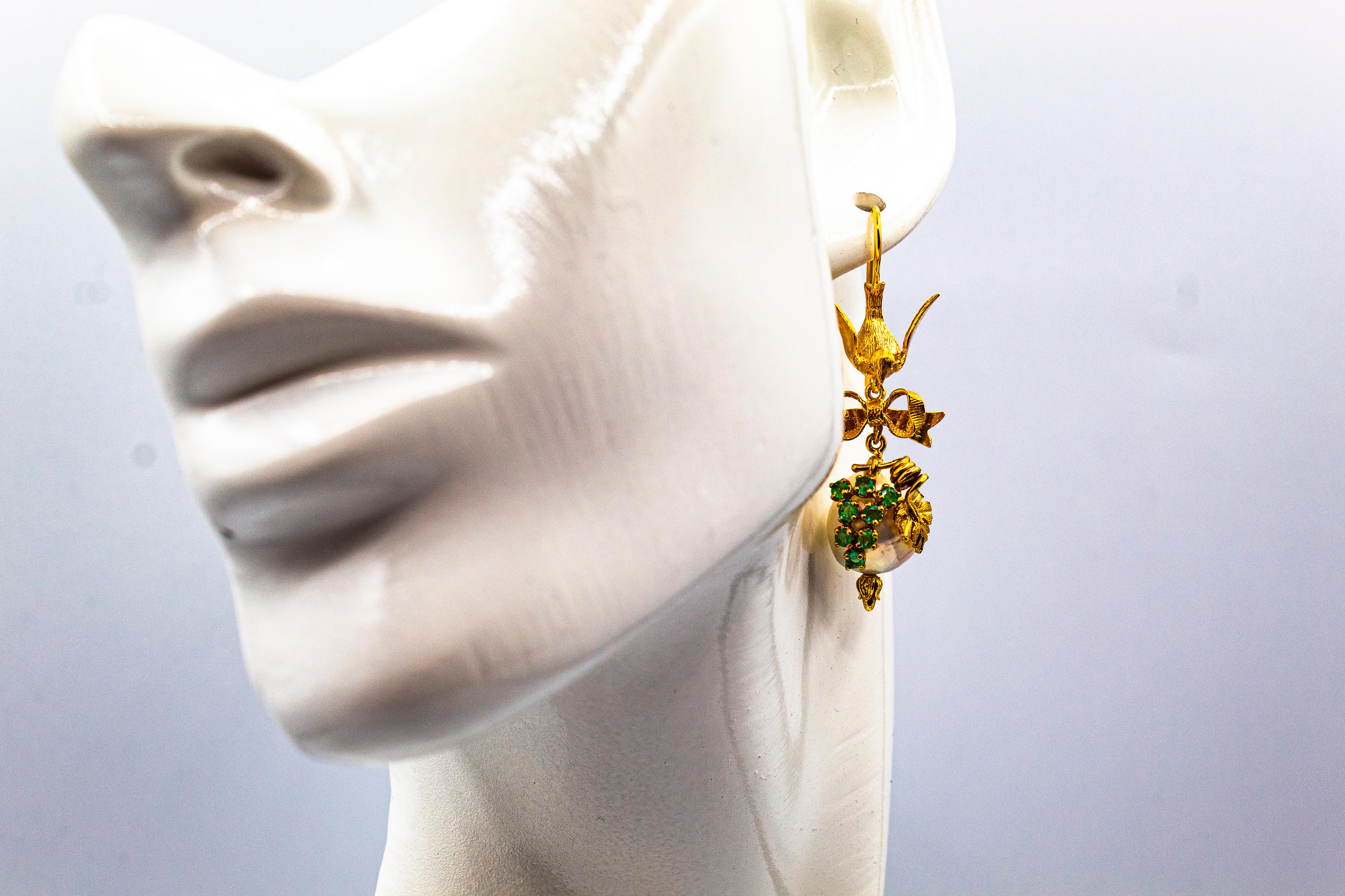 Boucles d'oreilles pendantes « Bird » en or jaune avec diamants blancs et perles d'émeraudes de style Art nouveau en vente 6