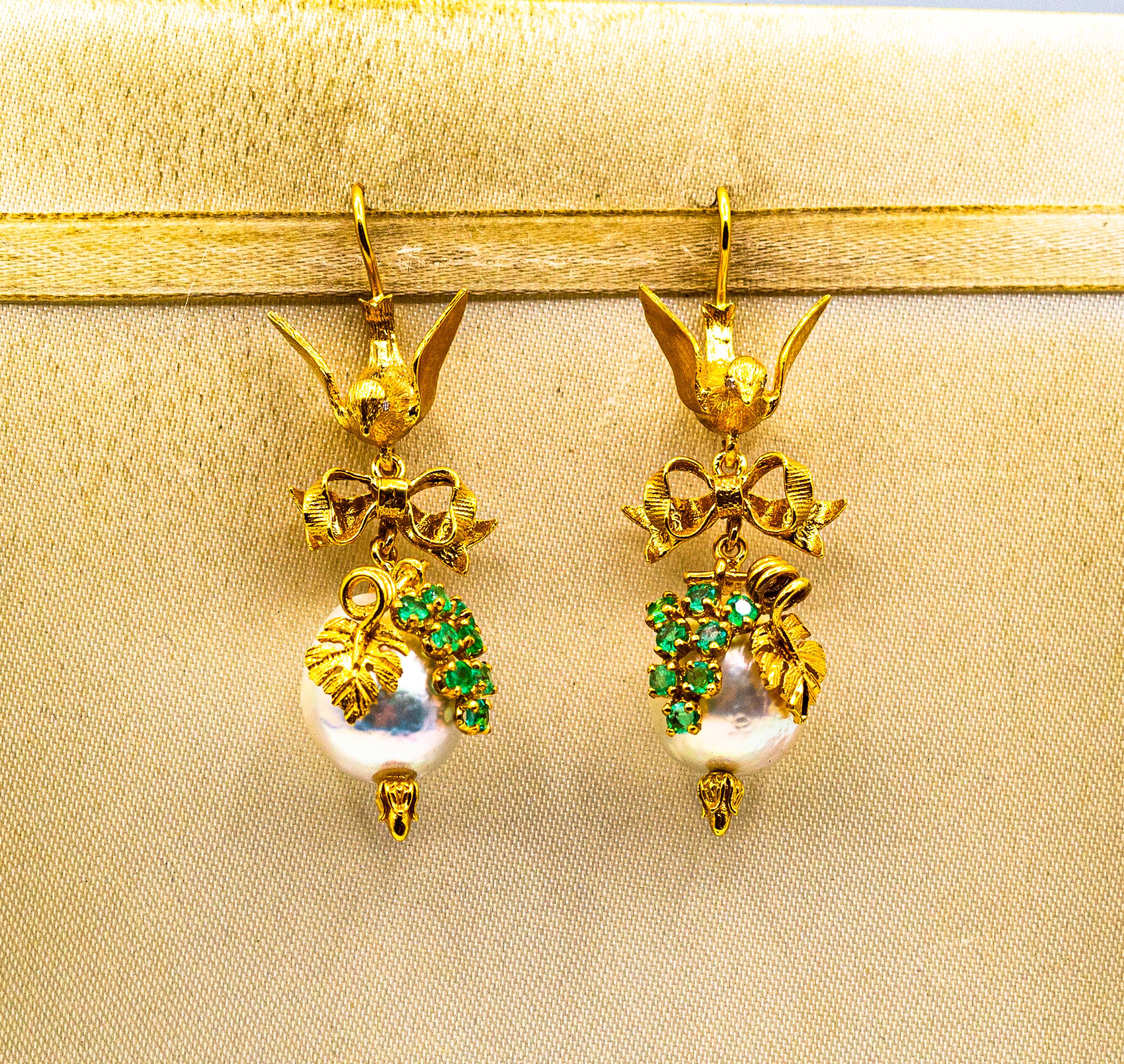 Jugendstil Weißer Diamant Smaragd Perle Gelbgold Tropfen-Ohrringe „ Vogel“ (Art nouveau) im Angebot