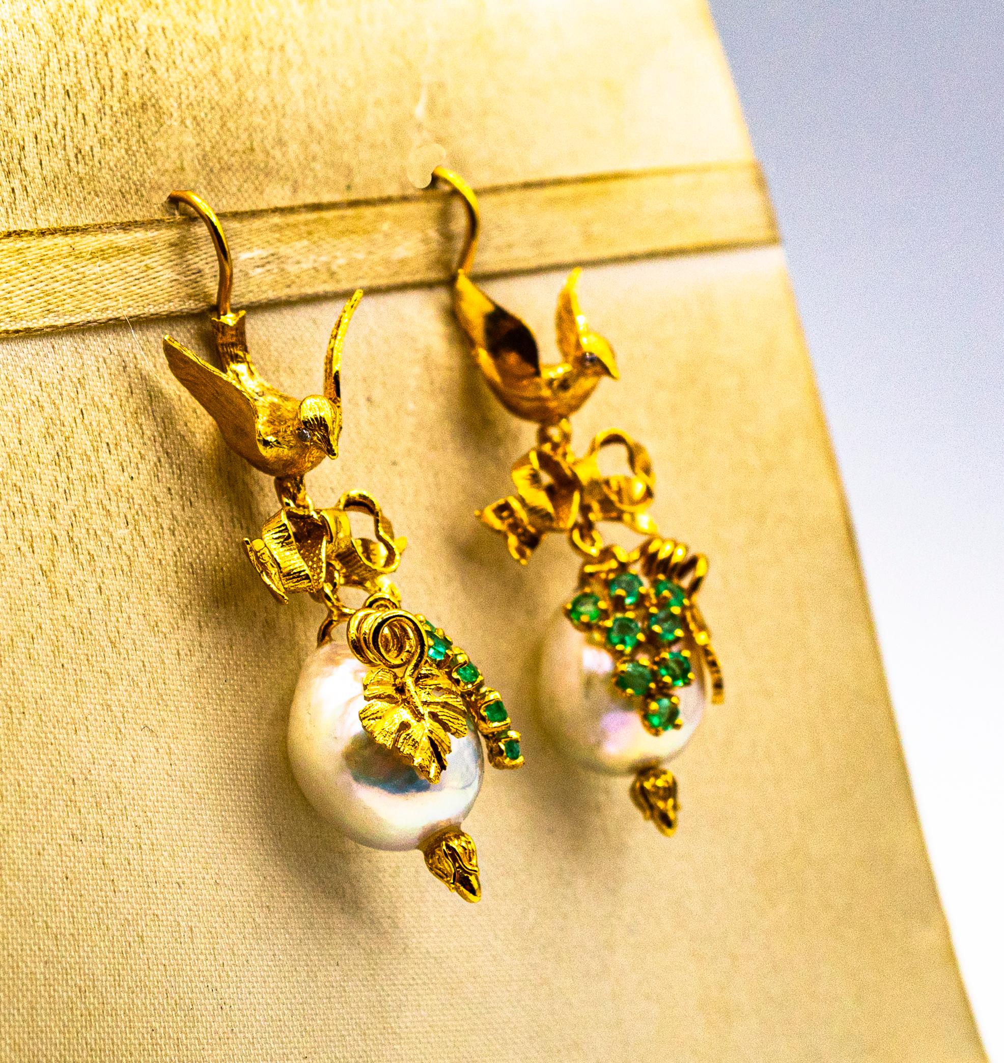 Jugendstil Weißer Diamant Smaragd Perle Gelbgold Tropfen-Ohrringe „ Vogel“ (Brillantschliff) im Angebot