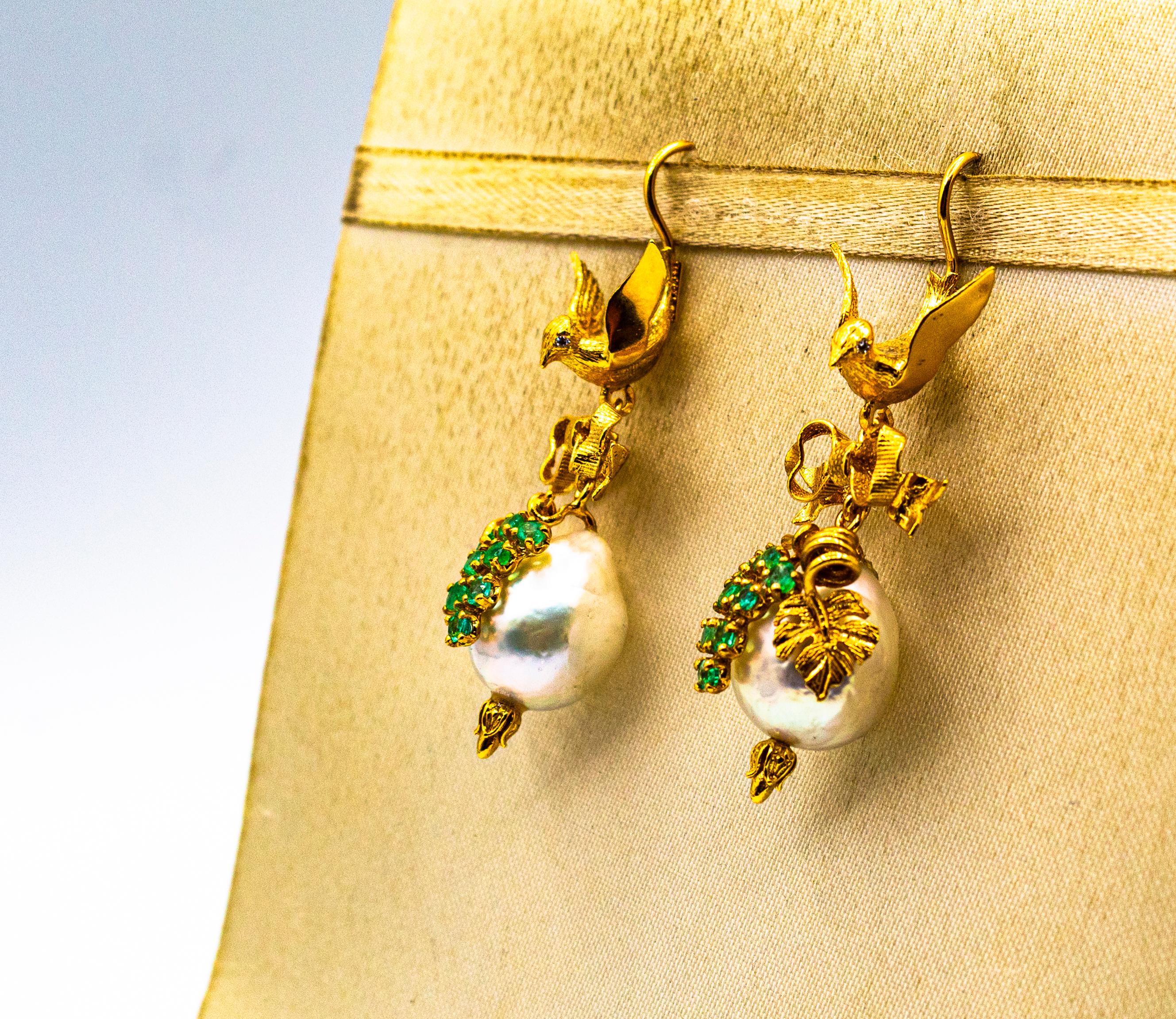 Boucles d'oreilles pendantes « Bird » en or jaune avec diamants blancs et perles d'émeraudes de style Art nouveau Unisexe en vente