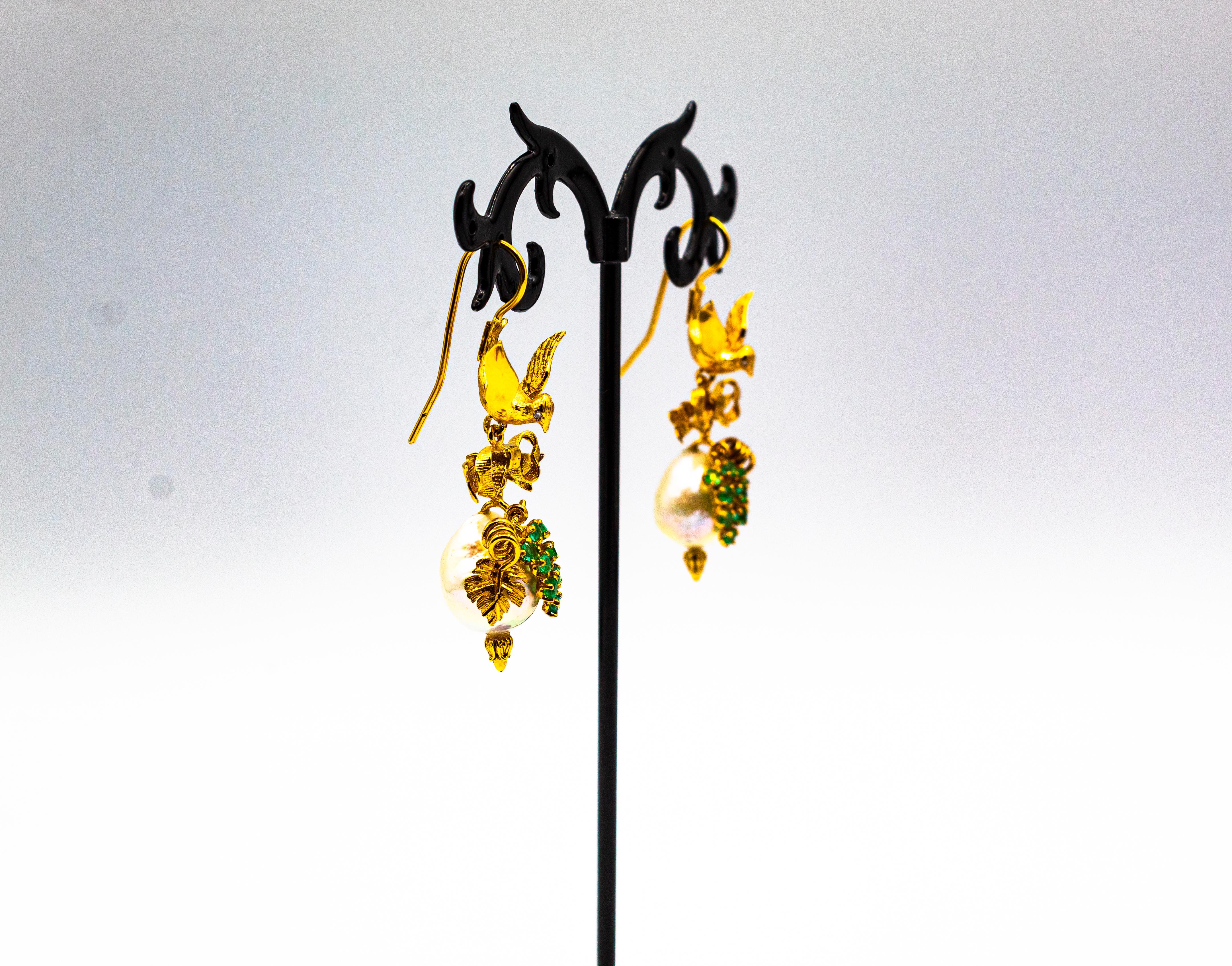 Boucles d'oreilles pendantes « Bird » en or jaune avec diamants blancs et perles d'émeraudes de style Art nouveau en vente 2