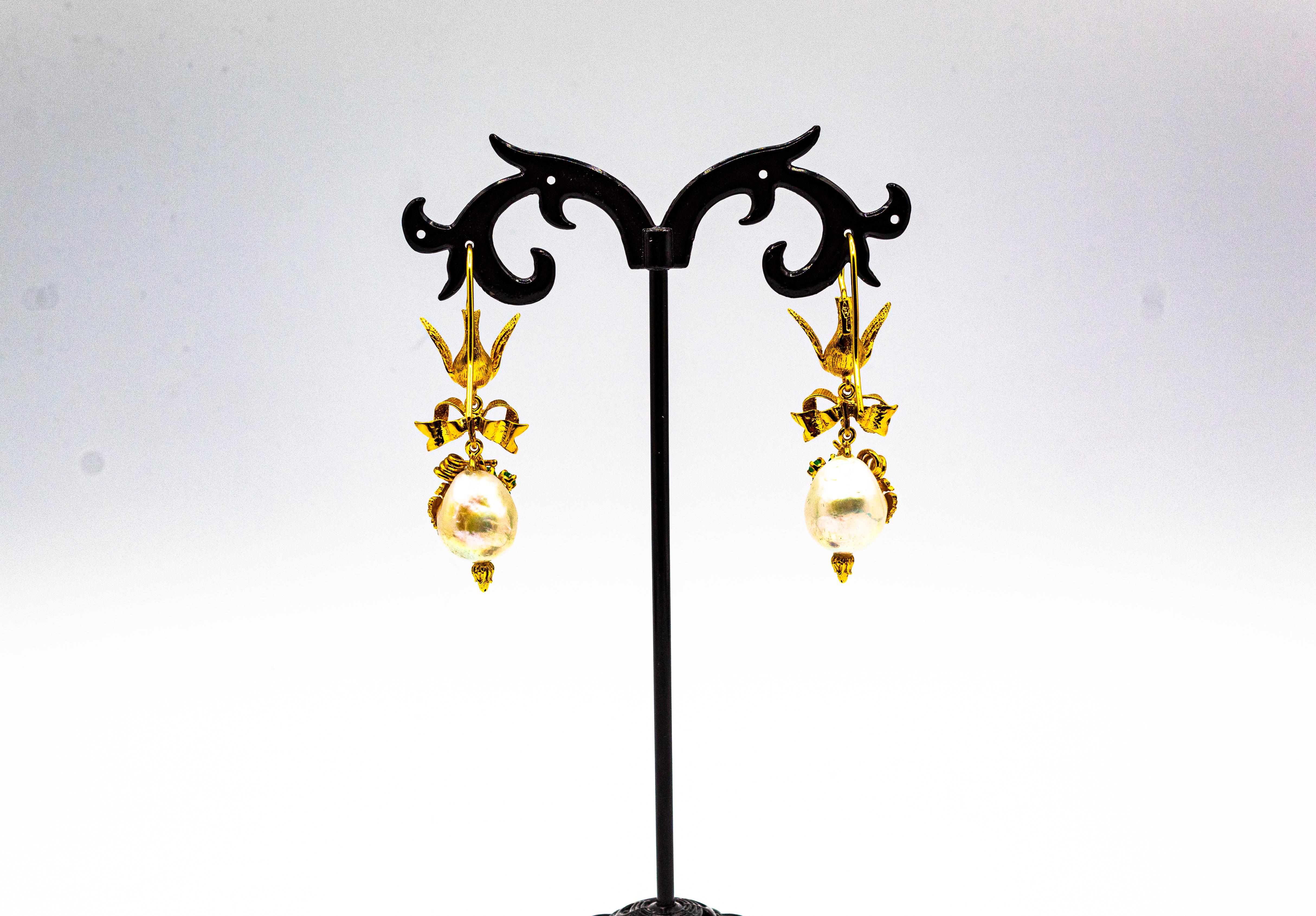 Boucles d'oreilles pendantes « Bird » en or jaune avec diamants blancs et perles d'émeraudes de style Art nouveau en vente 3