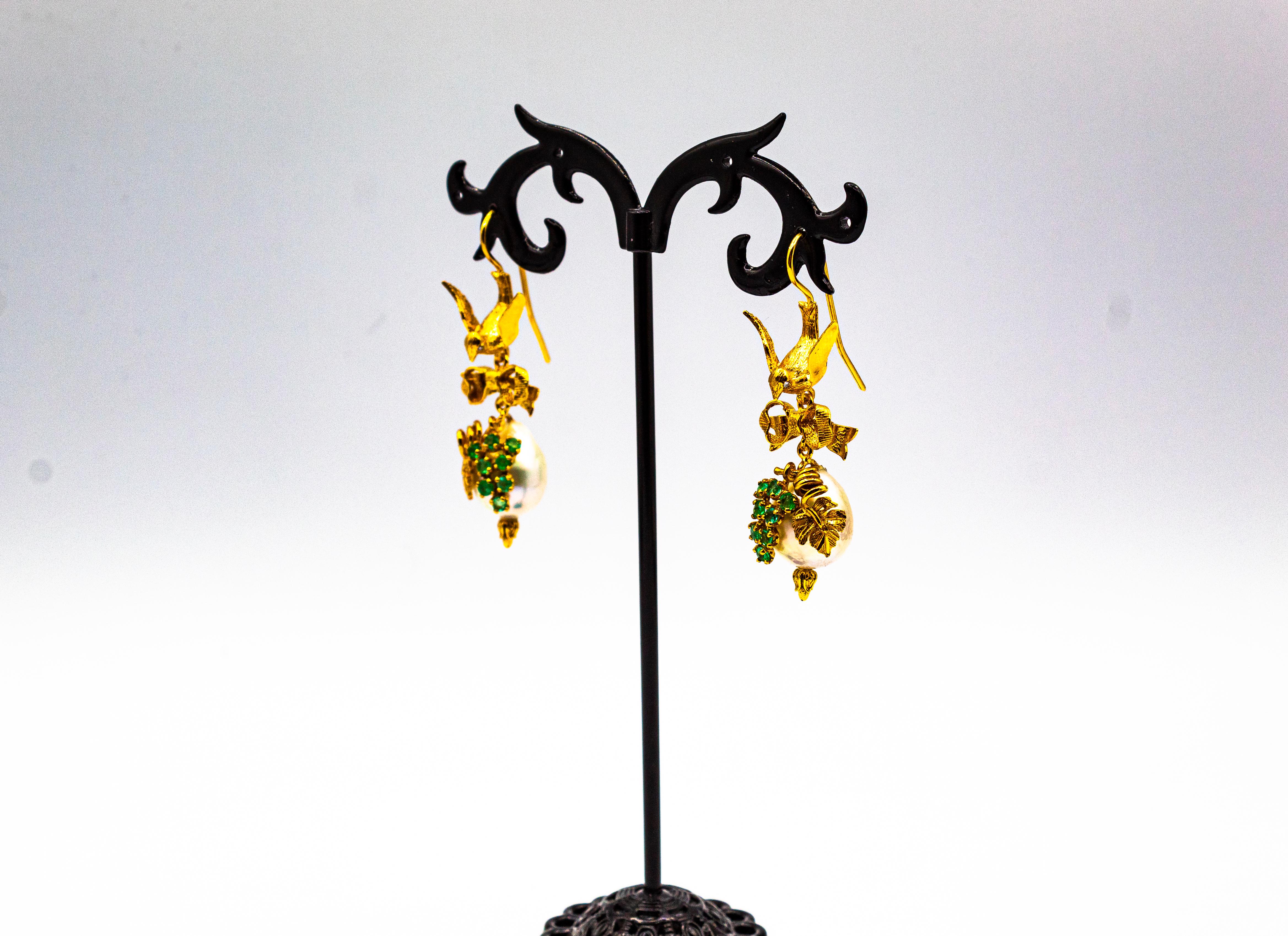 Boucles d'oreilles pendantes « Bird » en or jaune avec diamants blancs et perles d'émeraudes de style Art nouveau en vente 4