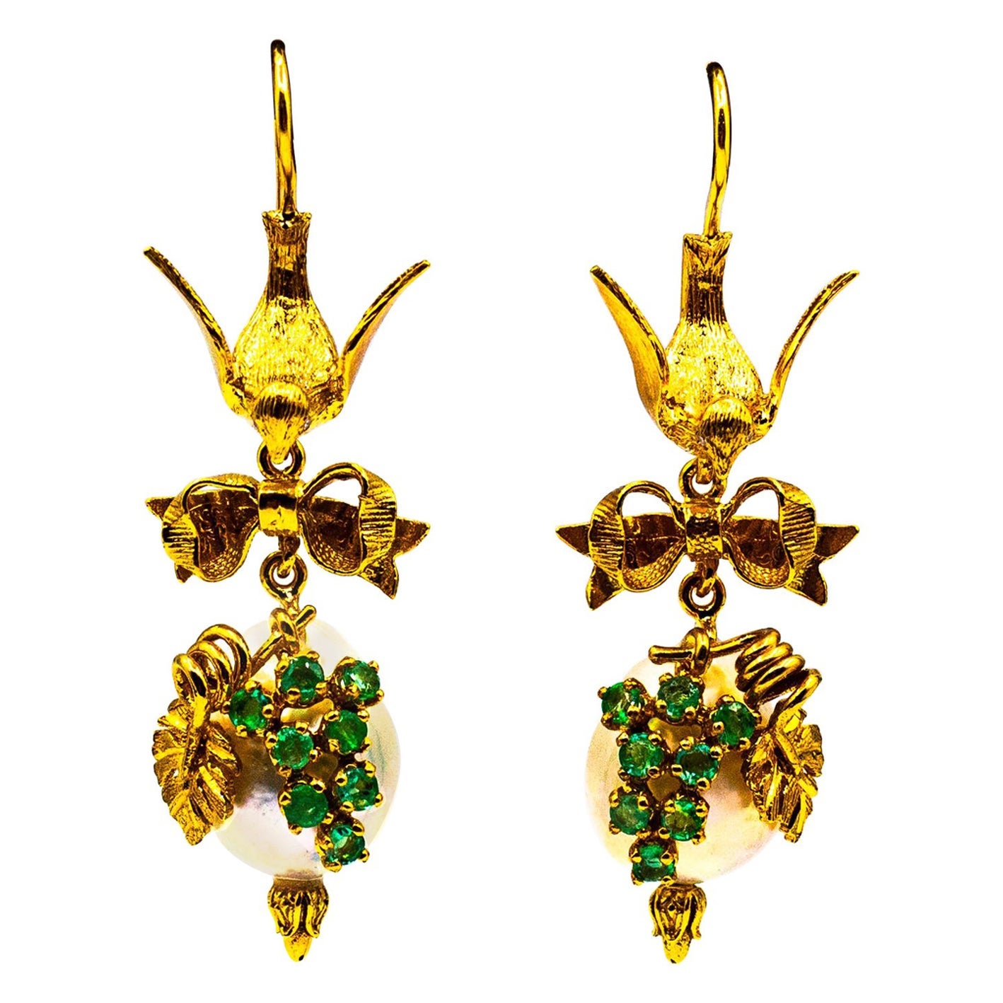 Boucles d
oreilles pendantes « Bird » en or jaune avec diamants blancs et perles d
émeraudes de style Art nouveau