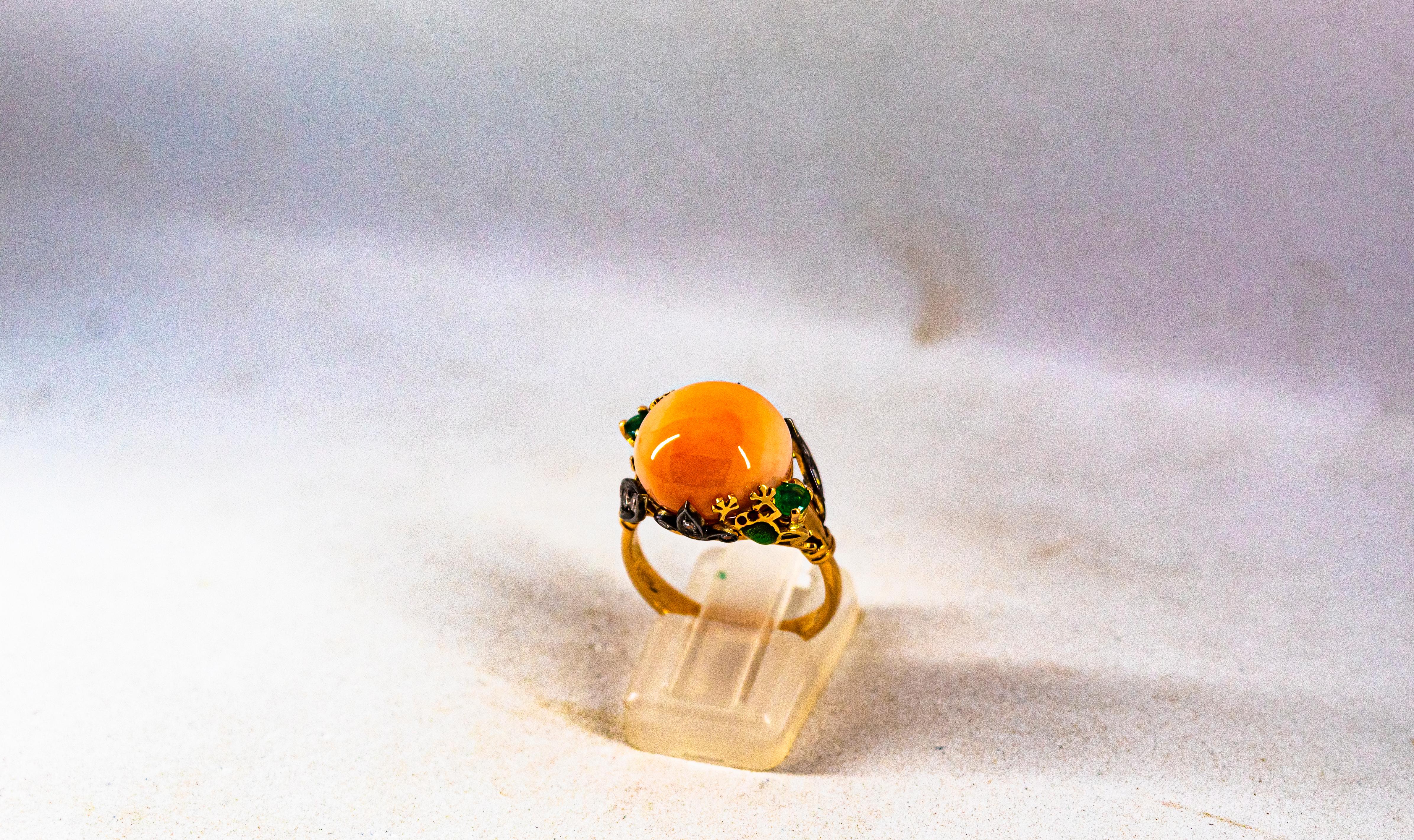 Anillo de Cóctel de Oro Amarillo Estilo Art Nouveau Diamante Blanco Esmeralda Coral Rosa Cabujón