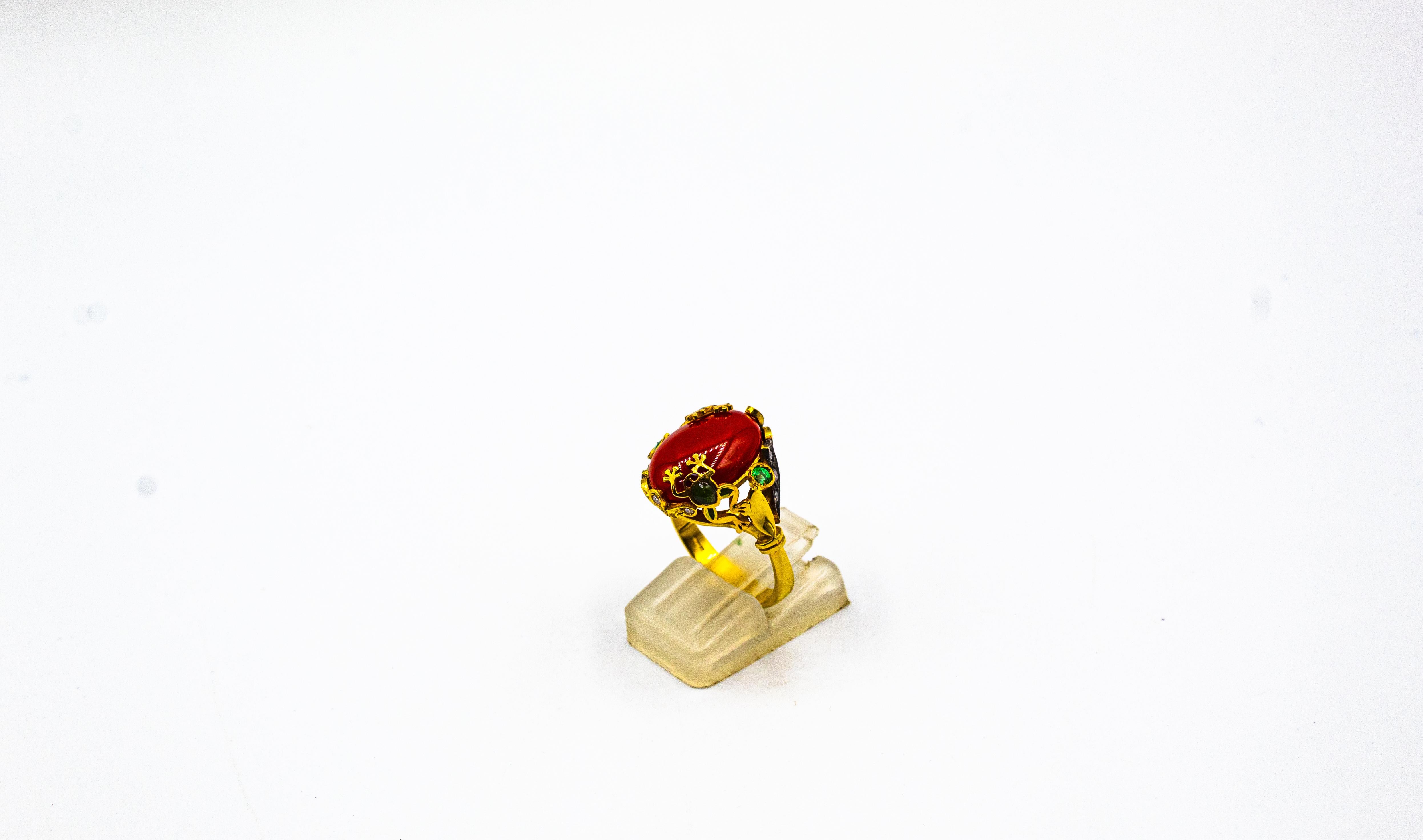 Art Nouveau Style White Diamond Emerald Red Coral Yellow Gold Cocktail Ring en Nuevo Estado en Naples, IT