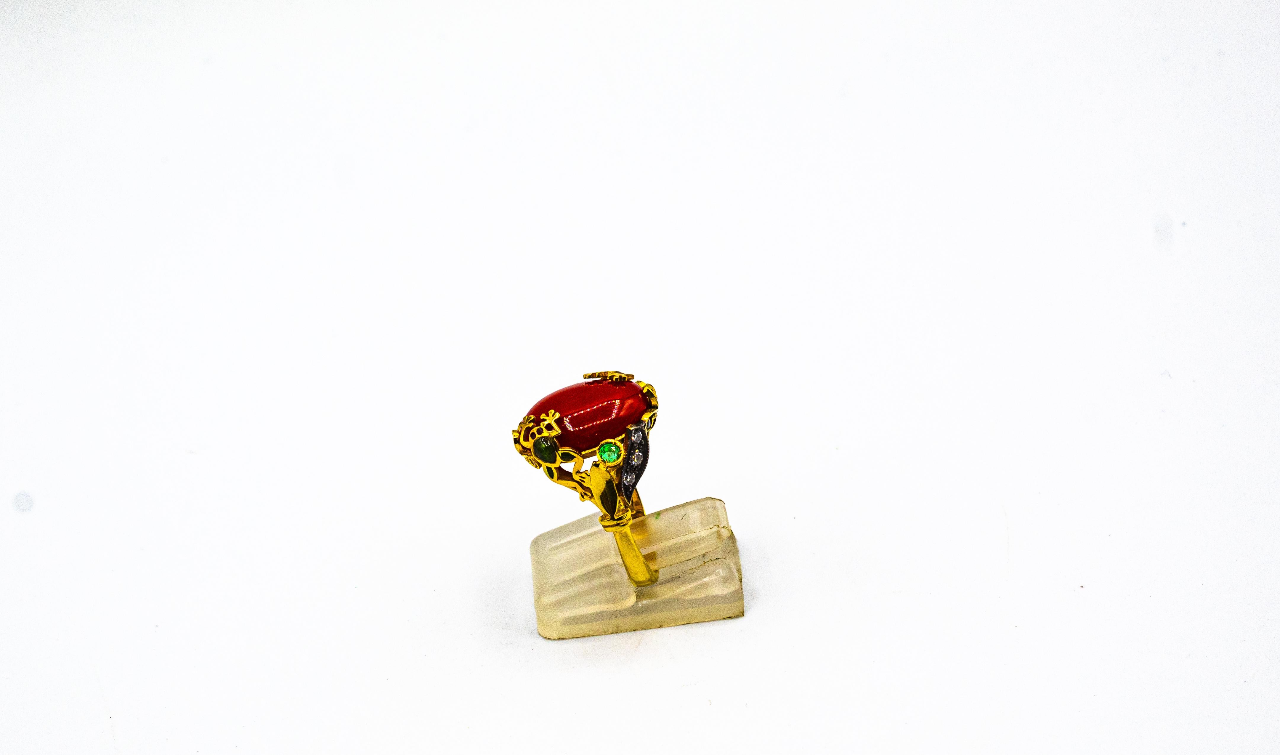 Femenino o masculino Art Nouveau Style White Diamond Emerald Red Coral Yellow Gold Cocktail Ring