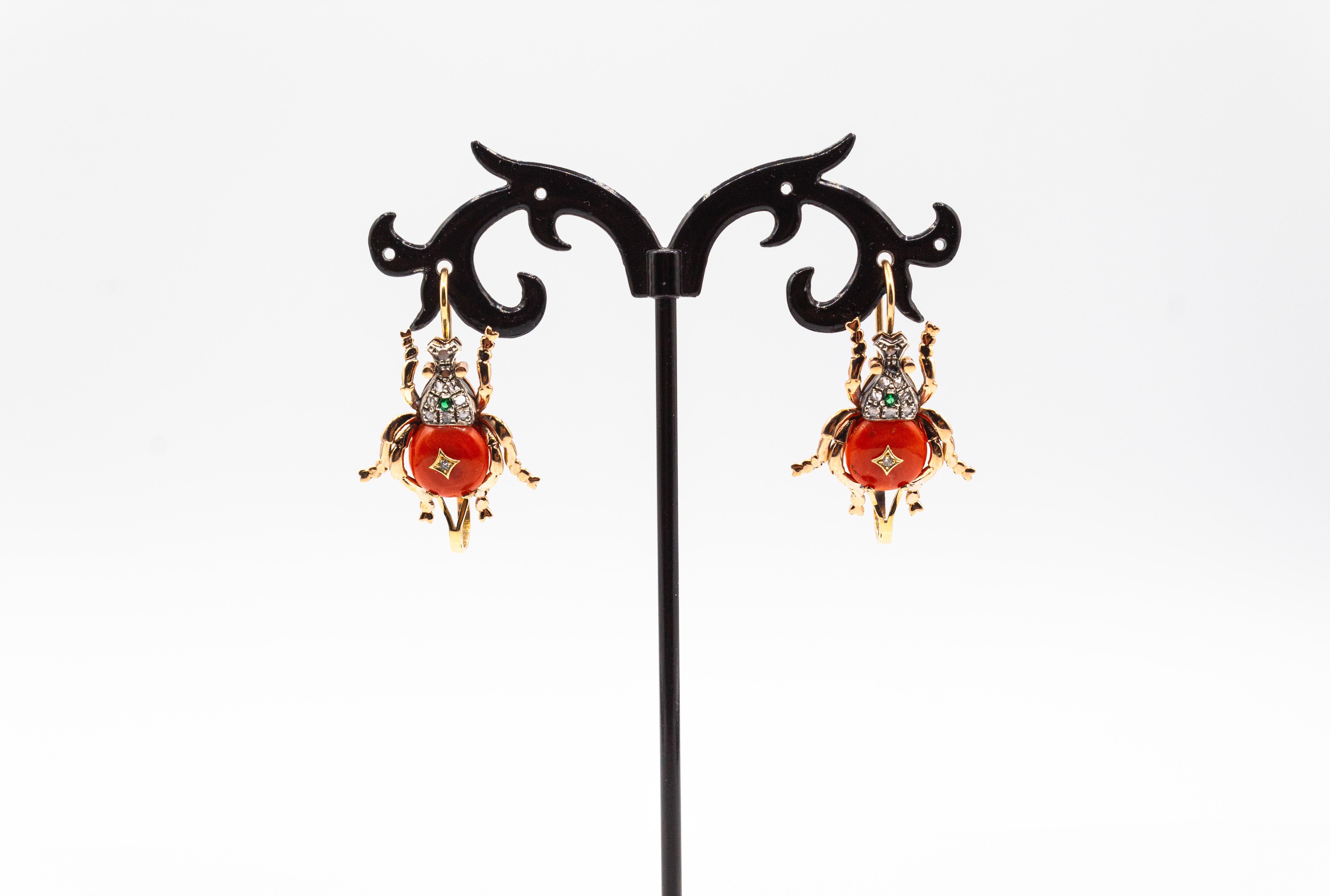 Taglio a rosa Orecchini a goccia in oro giallo con diamante bianco e smeraldo e corallo rosso in stile Art Nouveau in vendita