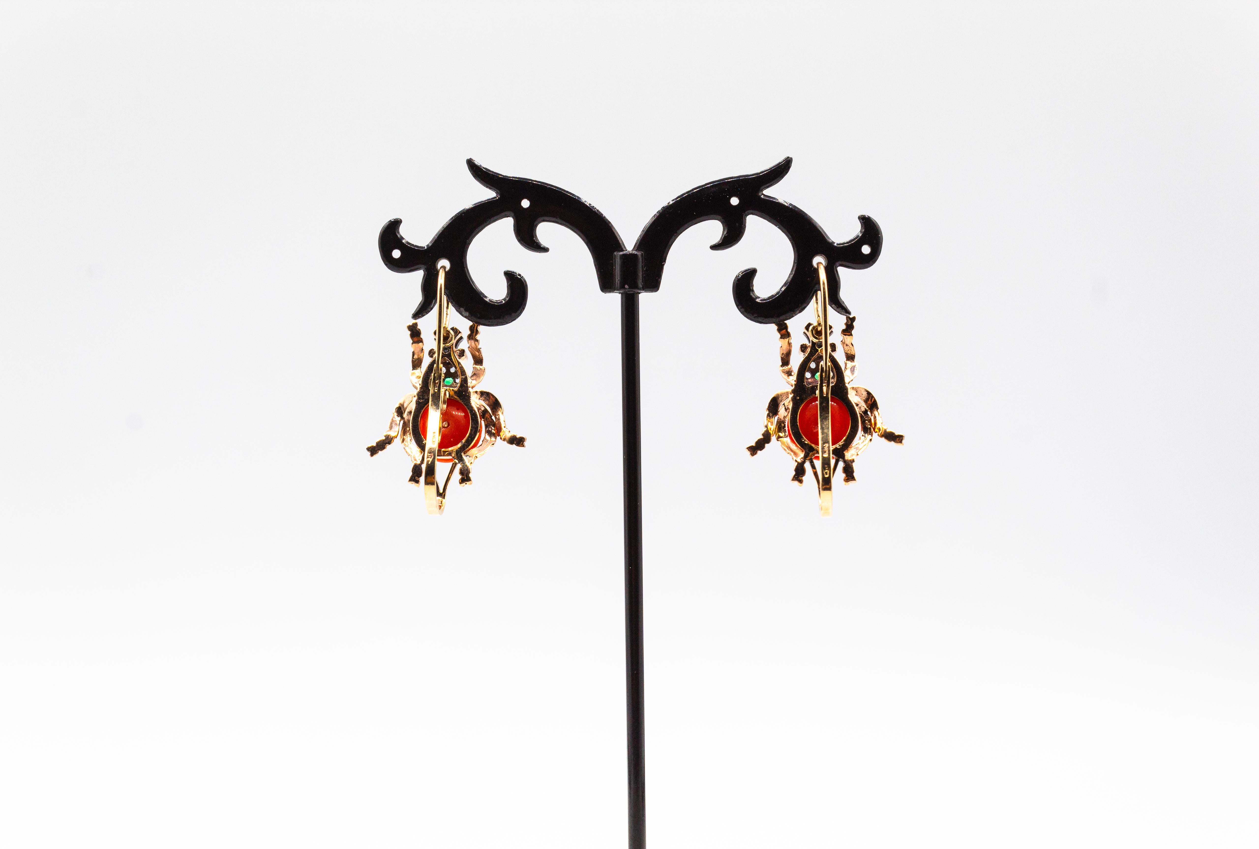 da uomo o donna Orecchini a goccia in oro giallo con diamante bianco e smeraldo e corallo rosso in stile Art Nouveau in vendita