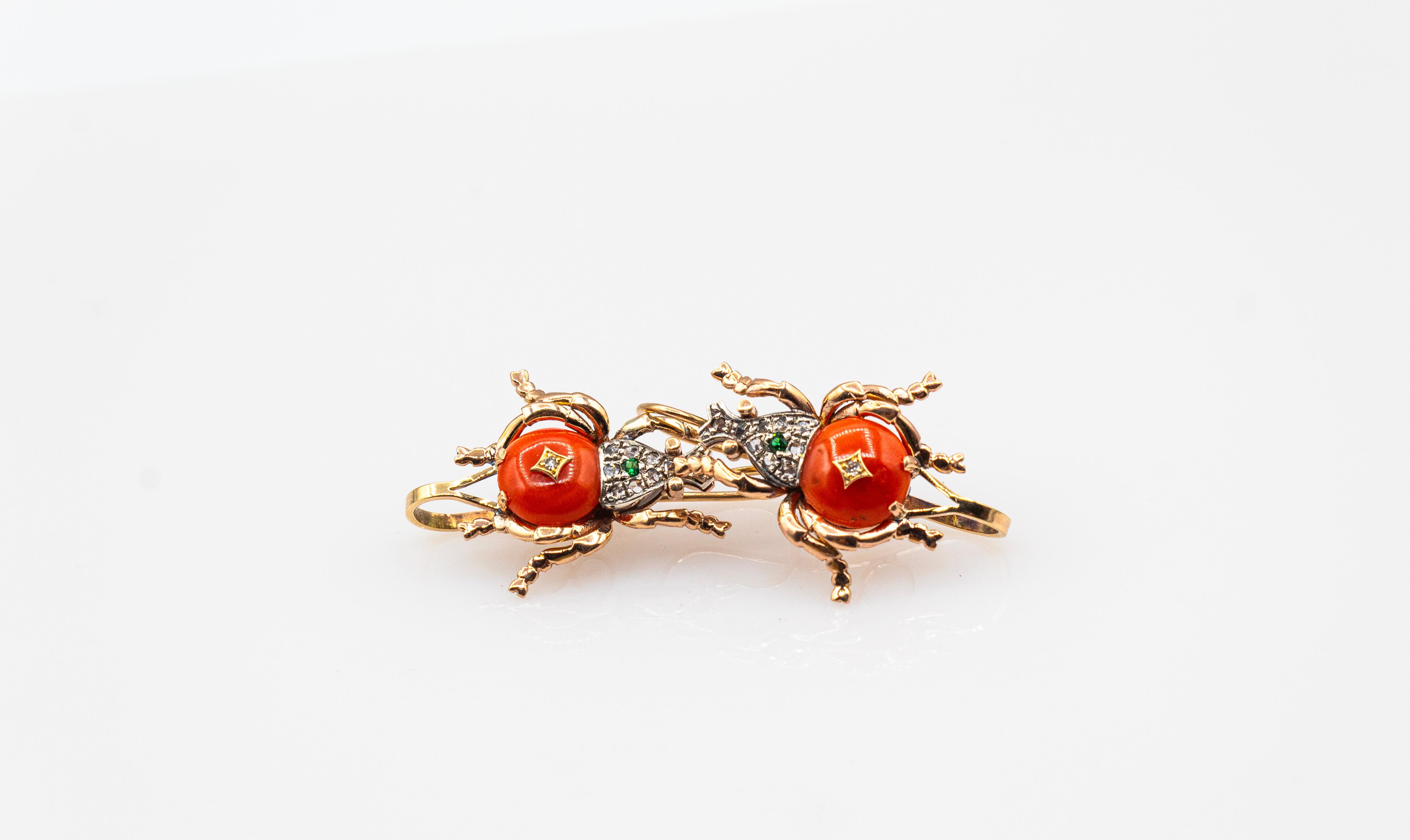 Orecchini a goccia in oro giallo con diamante bianco e smeraldo e corallo rosso in stile Art Nouveau in vendita 2