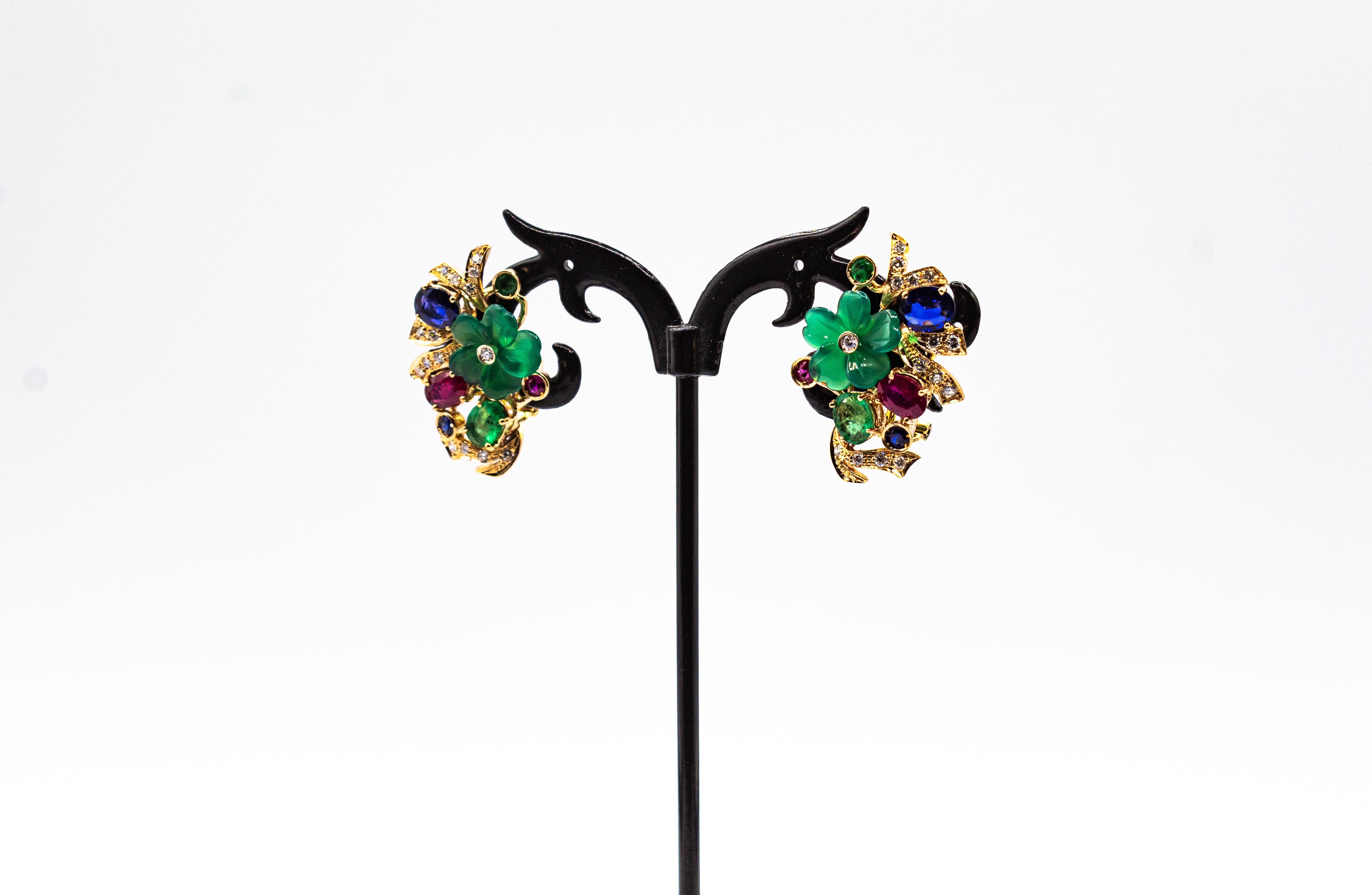 Questi orecchini a clip sono realizzati in oro giallo 14K.
Questi orecchini hanno 0.42 carati di diamanti bianchi taglio brillante.
Questi orecchini hanno 1.20 carati di smeraldi.
Questi orecchini hanno 1.30 carati di rubini.
Questi orecchini hanno