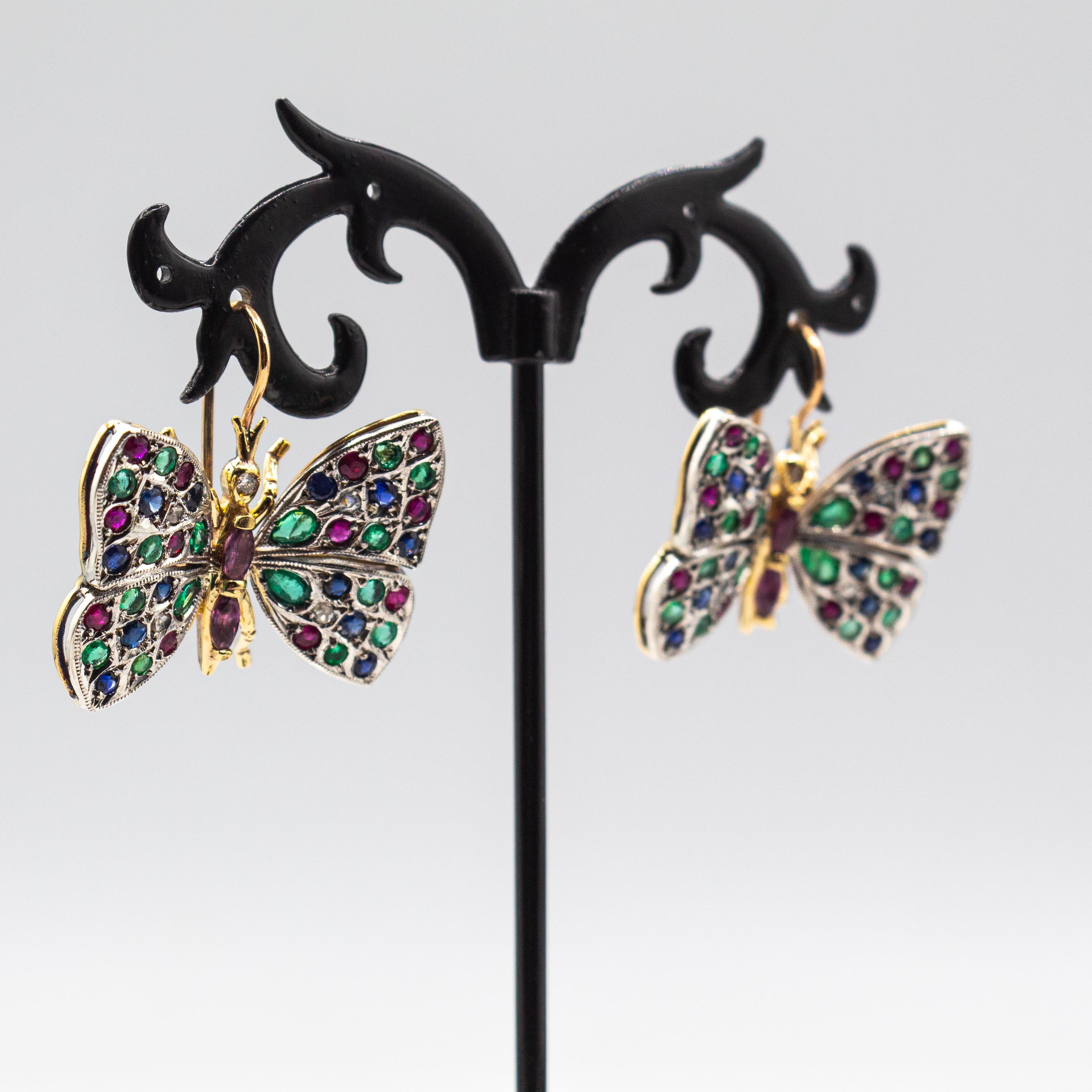 Taille ronde Boucles d'oreilles en or jaune de style Art nouveau avec diamant blanc, émeraude, rubis et saphir bleu en vente