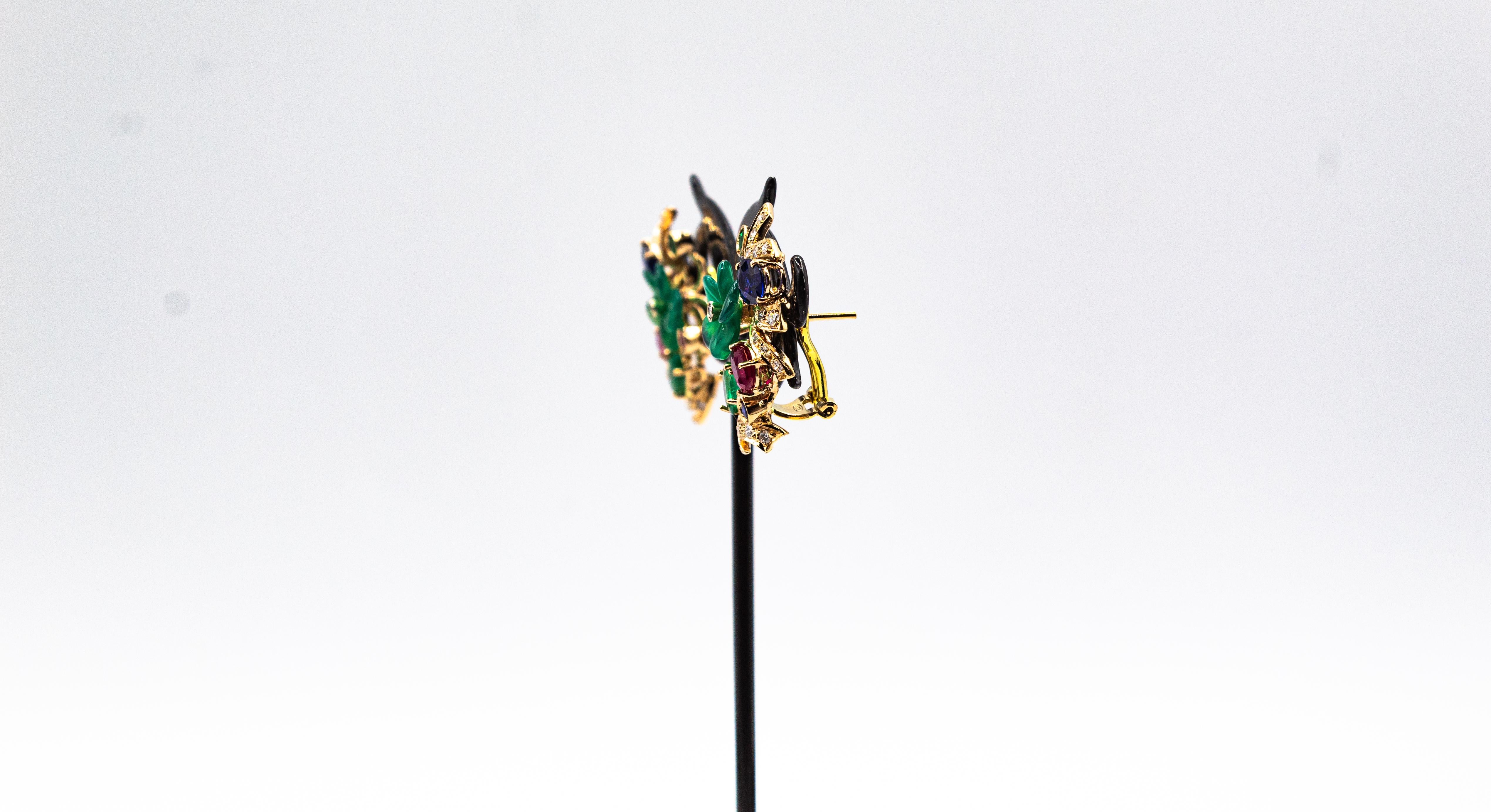 Taille brillant Boucles d'oreilles en or jaune de style Art nouveau avec diamant blanc, émeraude, rubis et saphir bleu en vente