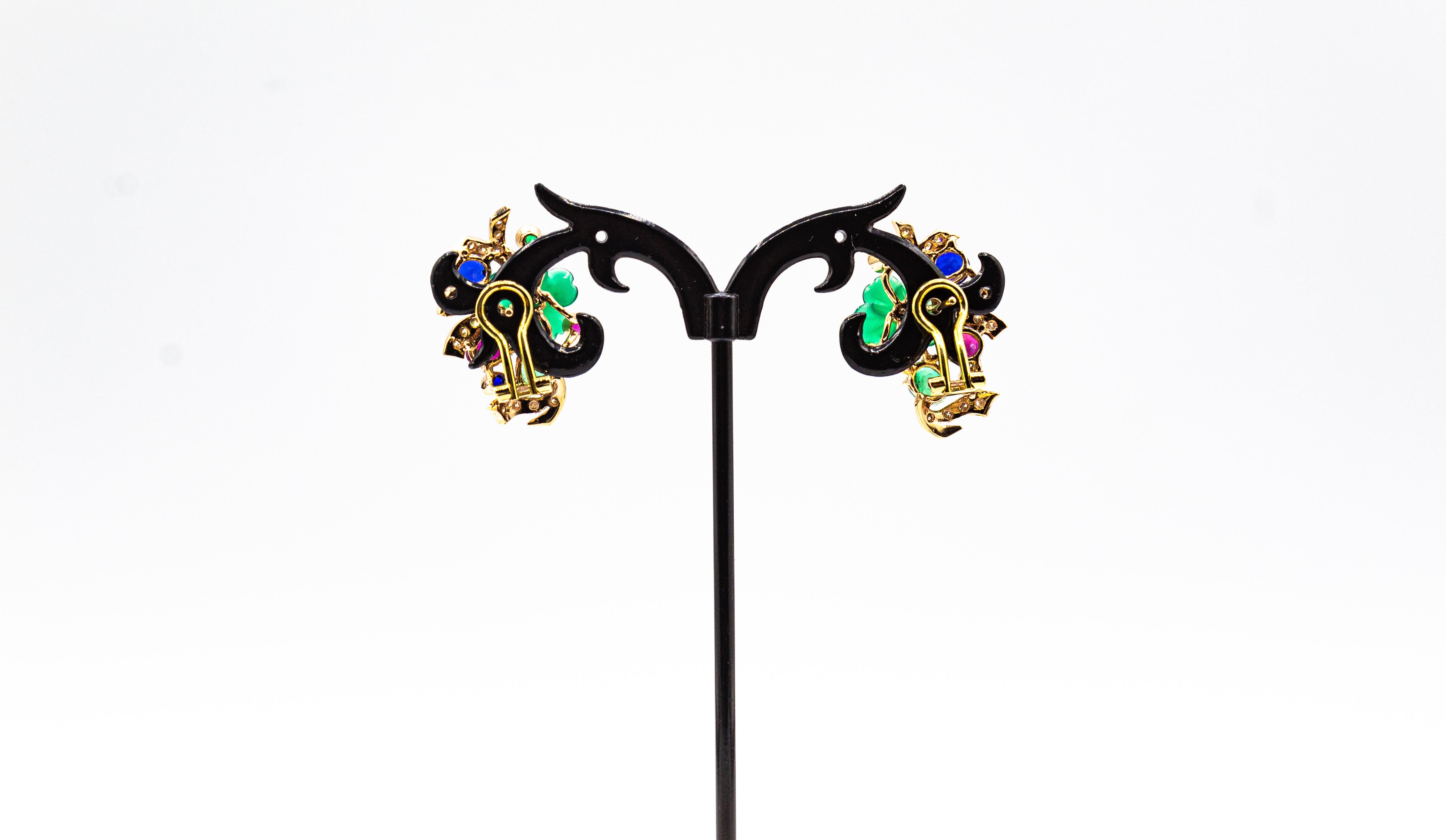 Orecchini in stile Art Nouveau in oro giallo con diamante bianco, smeraldo, rubino e zaffiro blu In condizioni Nuovo a Naples, IT