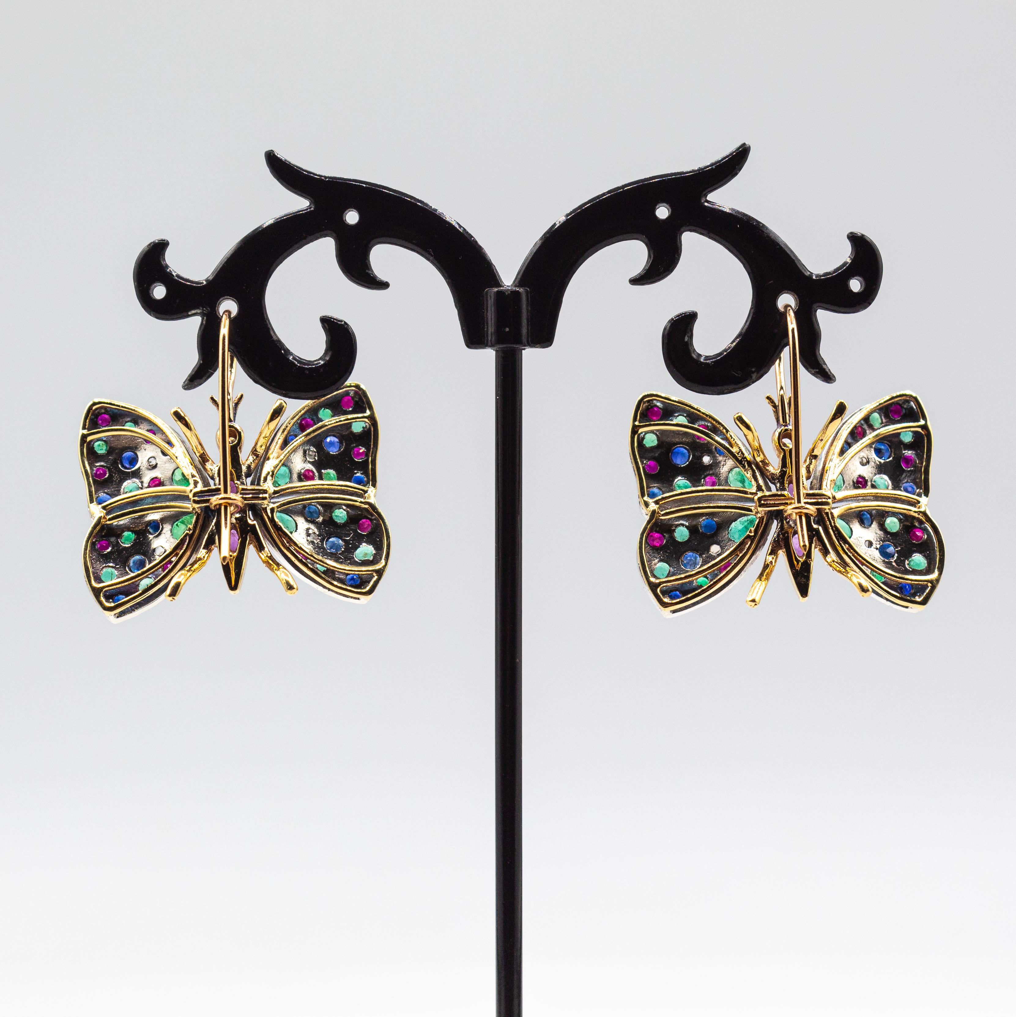 Boucles d'oreilles en or jaune de style Art nouveau avec diamant blanc, émeraude, rubis et saphir bleu Neuf - En vente à Naples, IT