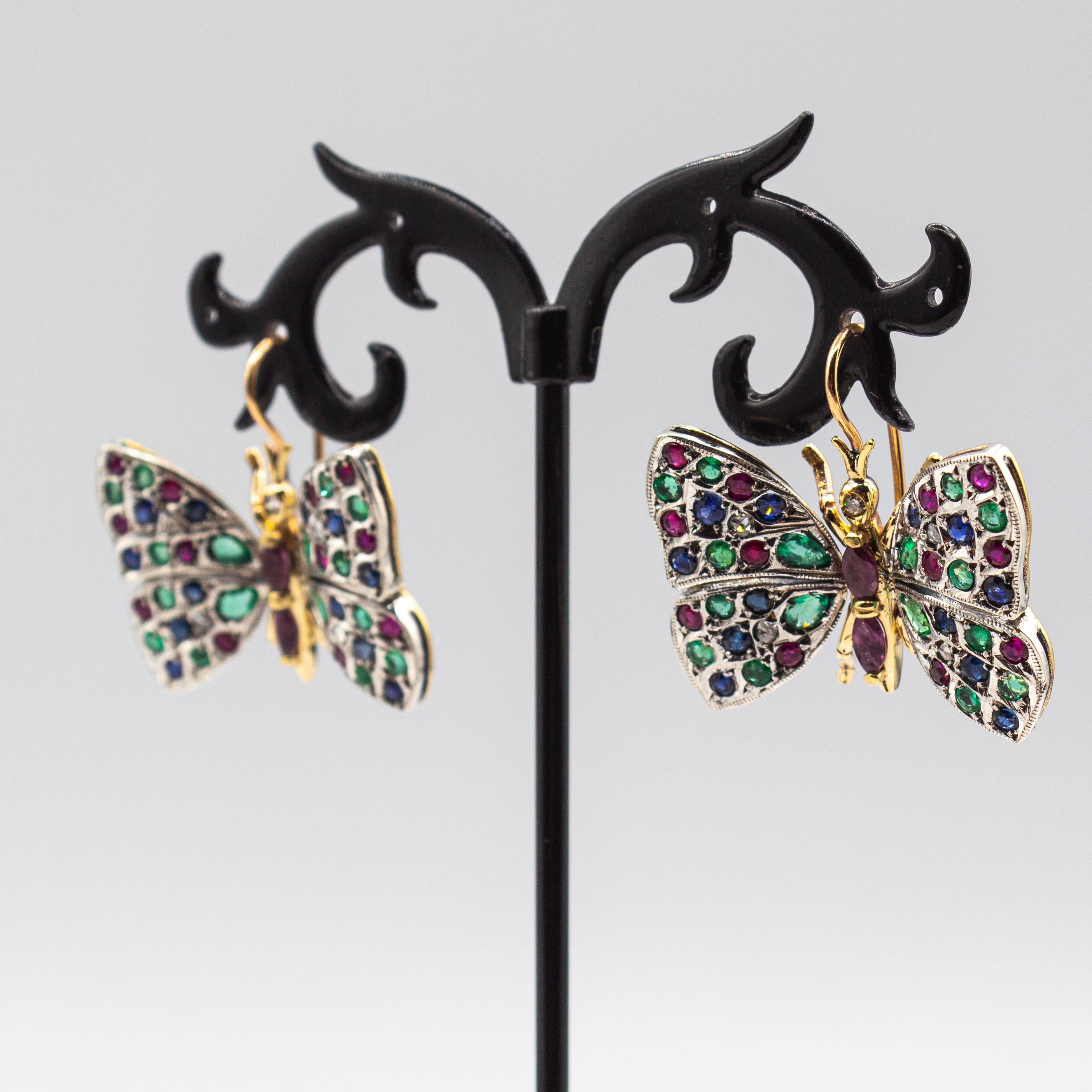 Boucles d'oreilles en or jaune de style Art nouveau avec diamant blanc, émeraude, rubis et saphir bleu Unisexe en vente