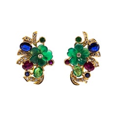 Orecchini in stile Art Nouveau in oro giallo con diamante bianco, smeraldo, rubino e zaffiro blu