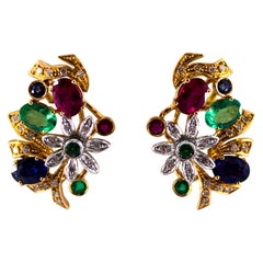 Orecchini in stile Art Nouveau in oro giallo con diamante bianco, smeraldo, rubino e zaffiro blu