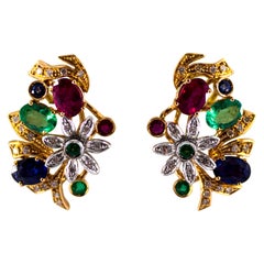 Boucles d'oreilles en or jaune de style Art nouveau avec diamant blanc, émeraude, rubis et saphir bleu