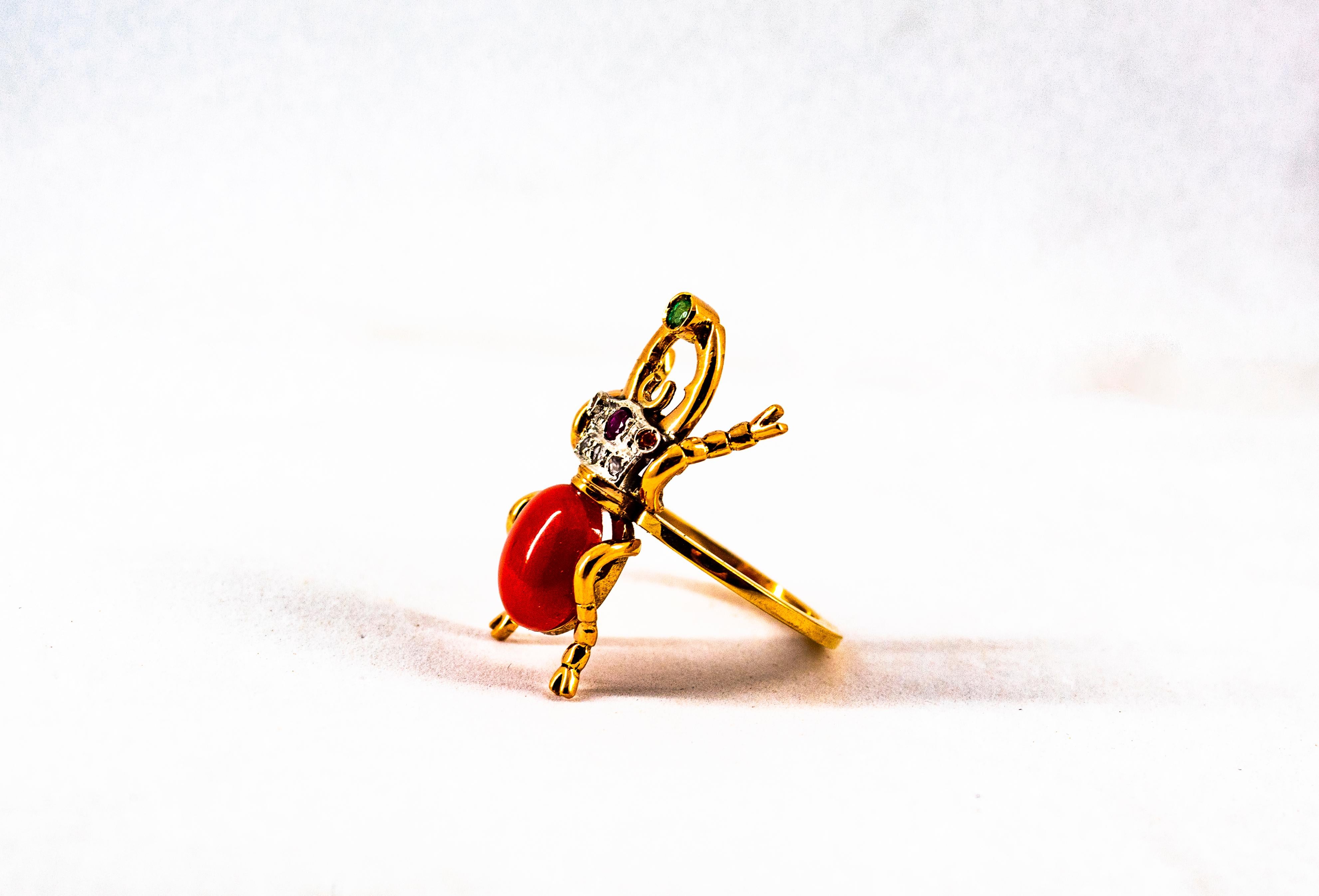 Bague cocktail en or jaune de style Art Nouveau avec diamant blanc, émeraude, rubis et corail rouge en vente 5