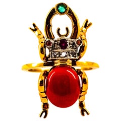 Bague cocktail en or jaune de style Art Nouveau avec diamant blanc, émeraude, rubis et corail rouge