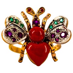 Bague cocktail de style Art Nouveau en or jaune avec diamant blanc, émeraude, rubis et corail rouge