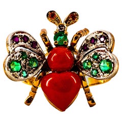 Bague cocktail de style Art Nouveau en or jaune avec diamant blanc, émeraude, rubis et corail rouge