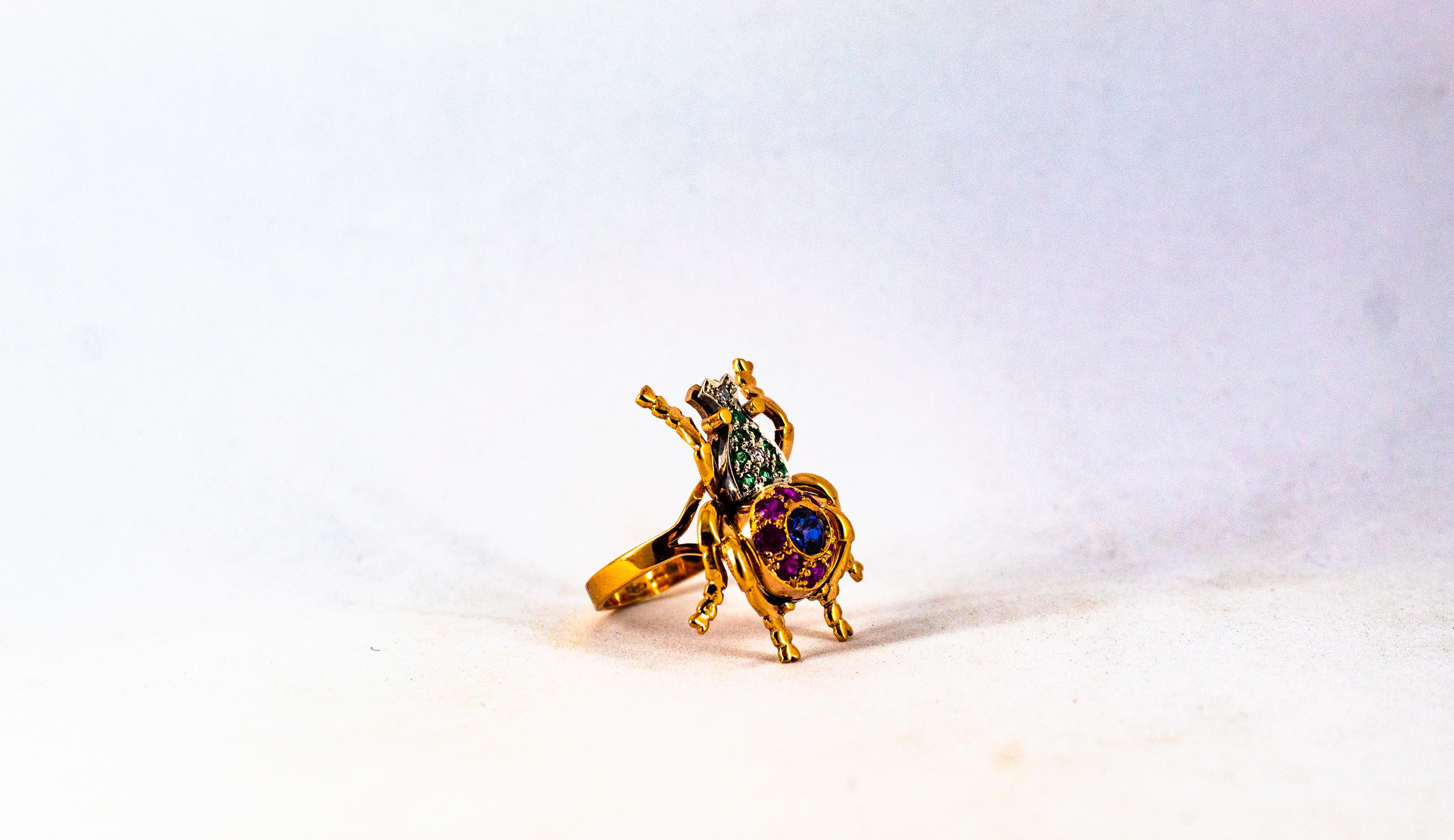 Bague cocktail de style Art Nouveau en or jaune avec diamant blanc, émeraude, rubis et saphir en vente 10