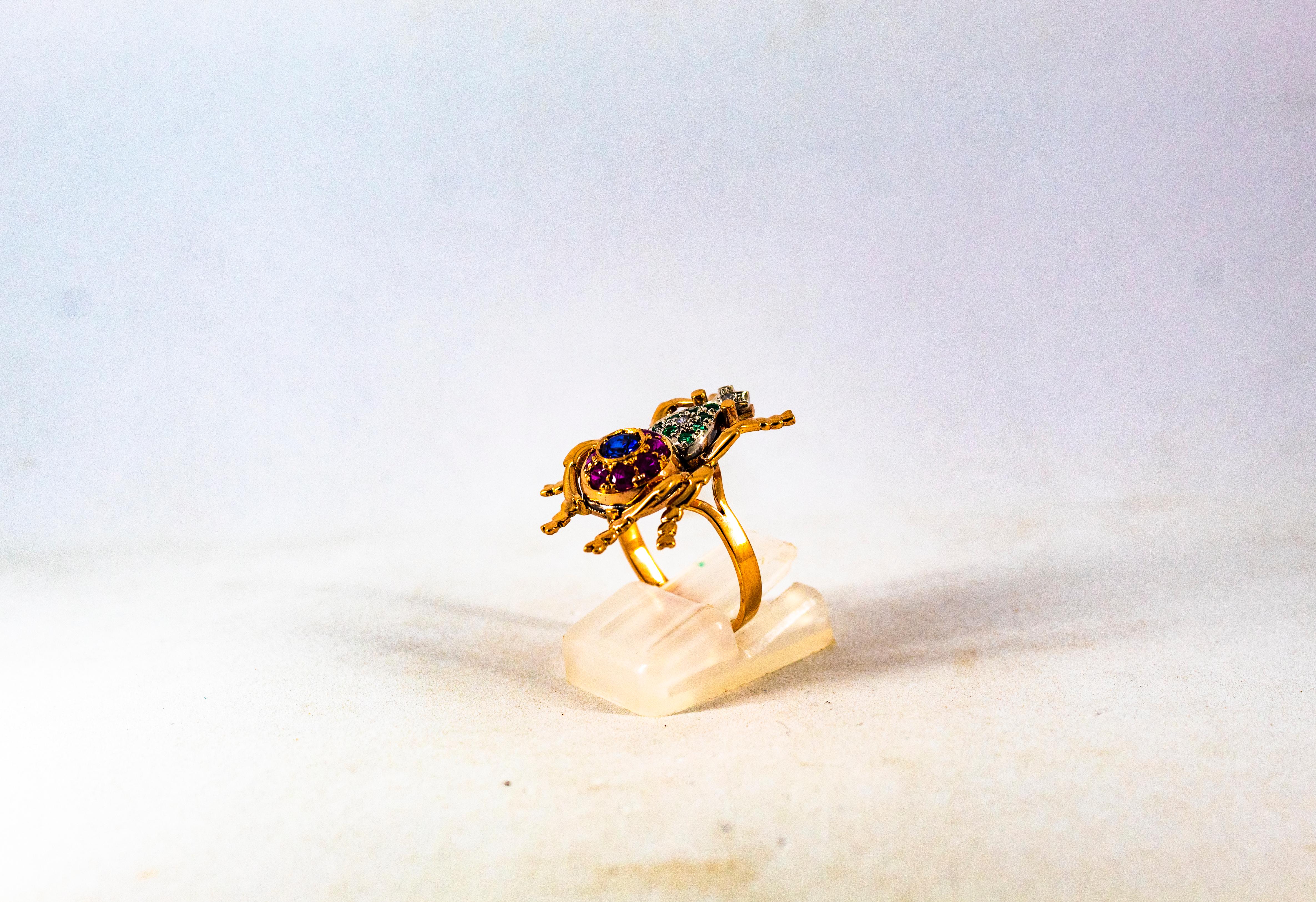 Taille brillant Bague cocktail de style Art Nouveau en or jaune avec diamant blanc, émeraude, rubis et saphir en vente