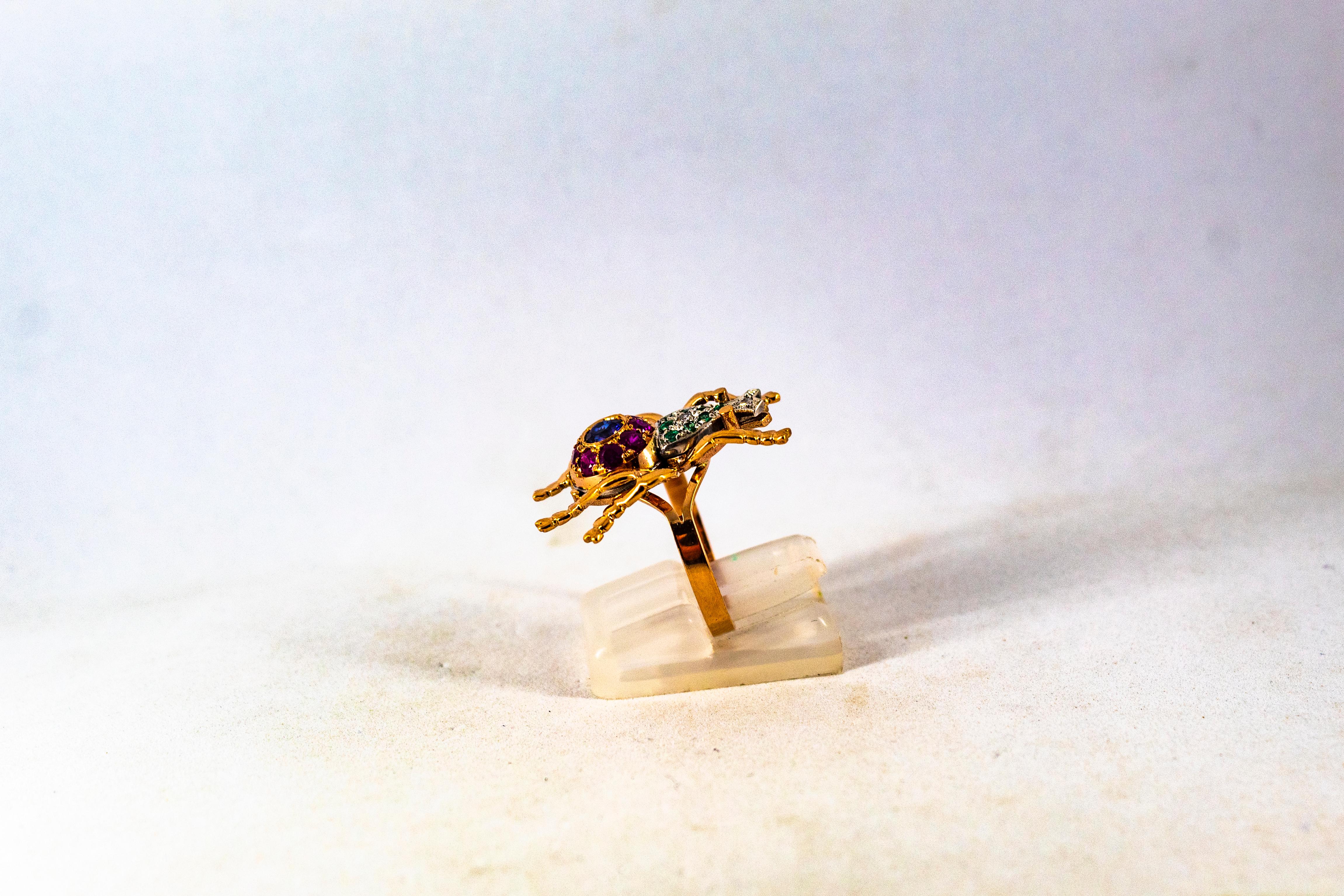 Bague cocktail de style Art Nouveau en or jaune avec diamant blanc, émeraude, rubis et saphir Neuf - En vente à Naples, IT