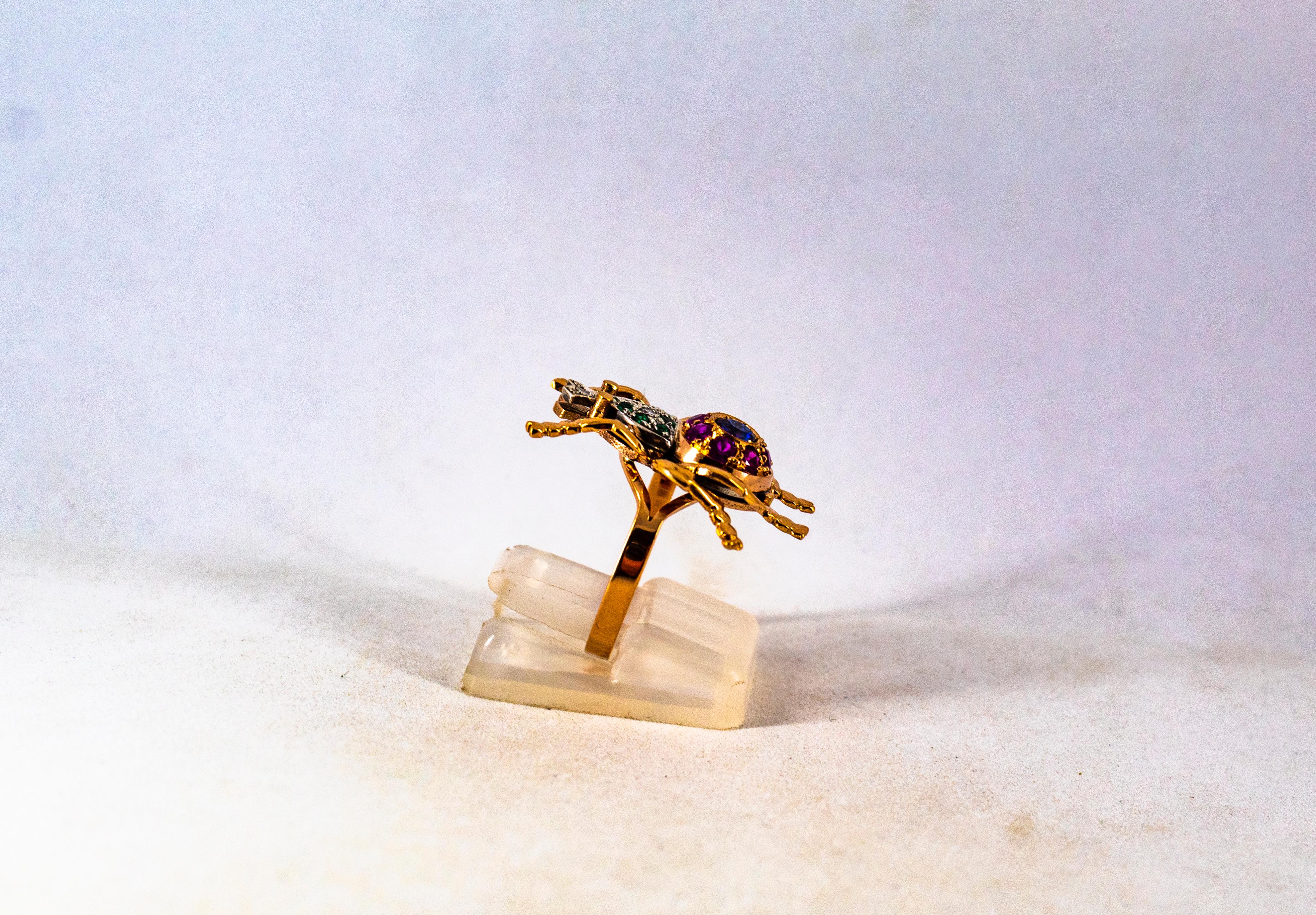 Bague cocktail de style Art Nouveau en or jaune avec diamant blanc, émeraude, rubis et saphir en vente 2