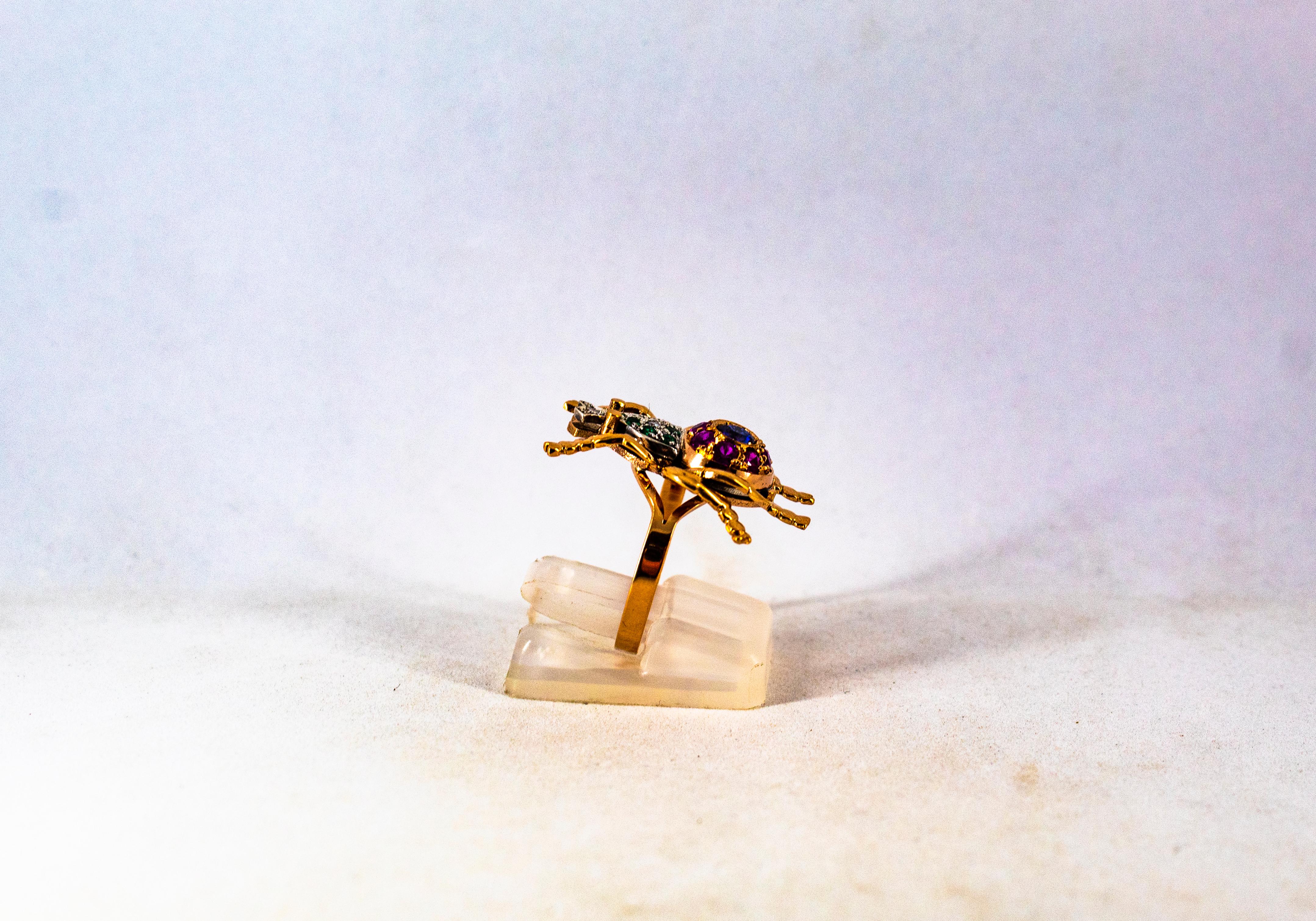 Bague cocktail de style Art Nouveau en or jaune avec diamant blanc, émeraude, rubis et saphir en vente 3