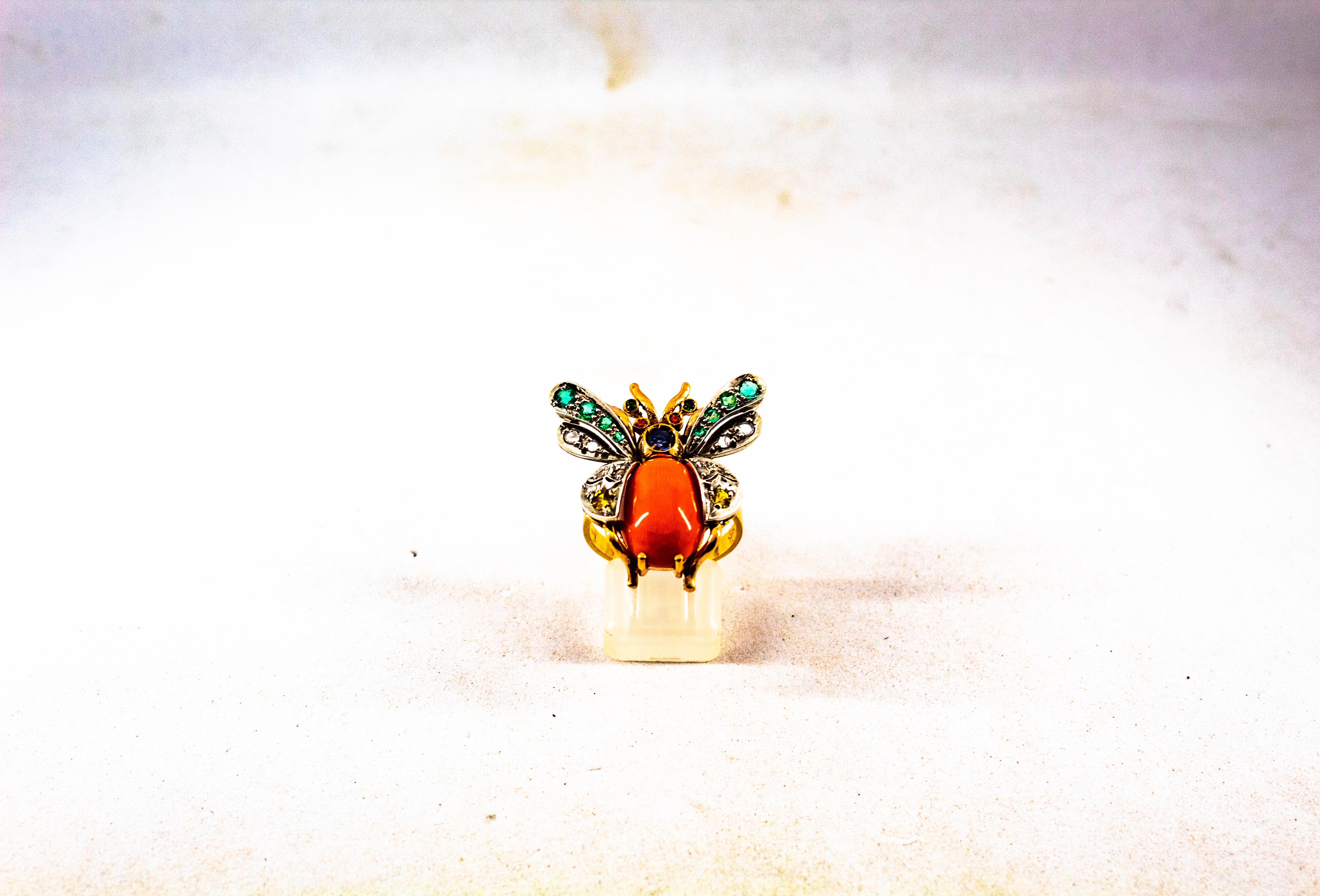 Taglio a rosa Anello da cocktail in oro giallo con diamante bianco, smeraldo, zaffiro e corallo in stile Art Nouveau in vendita