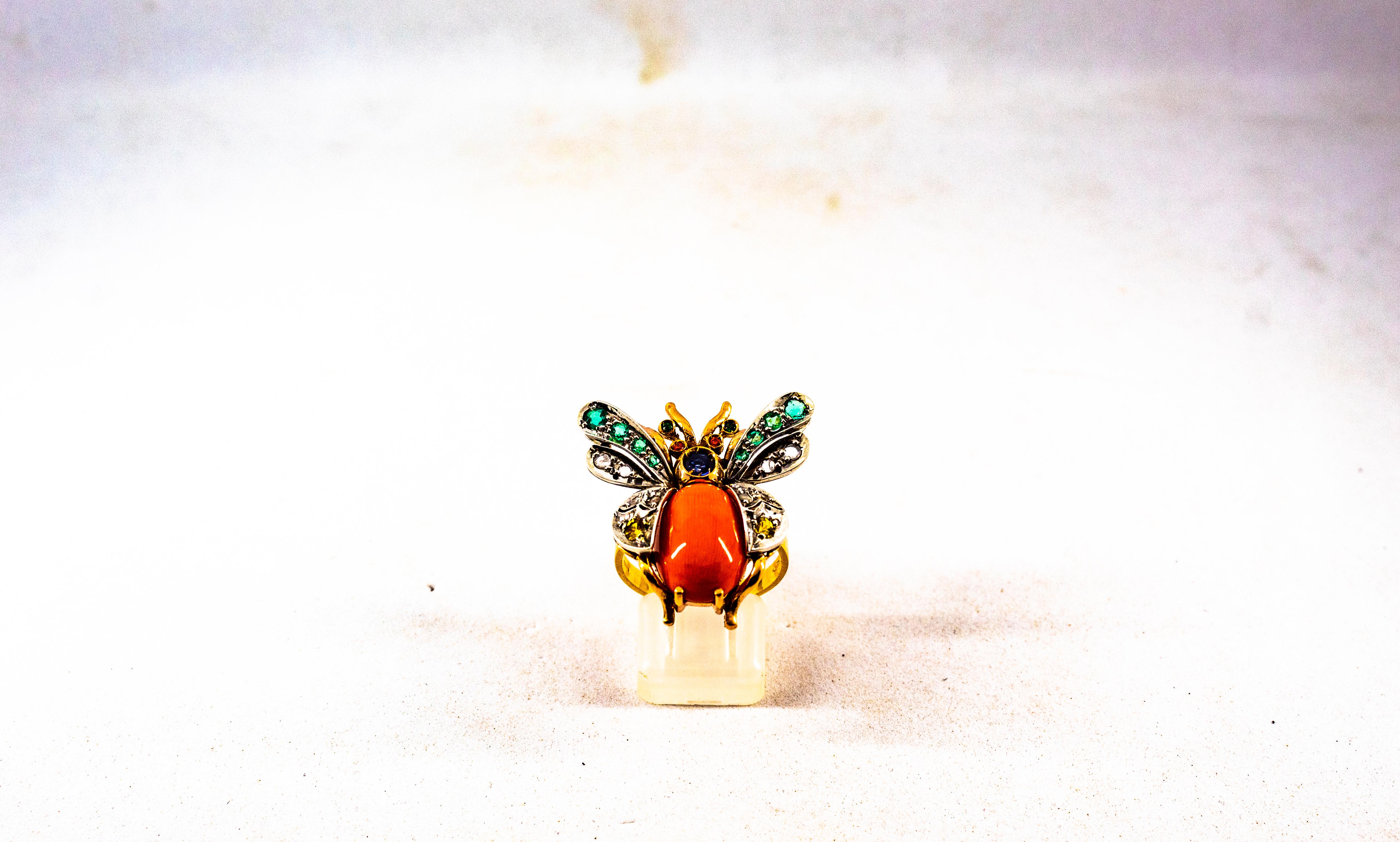 Anello da cocktail in oro giallo con diamante bianco, smeraldo, zaffiro e corallo in stile Art Nouveau In condizioni Nuovo in vendita a Naples, IT