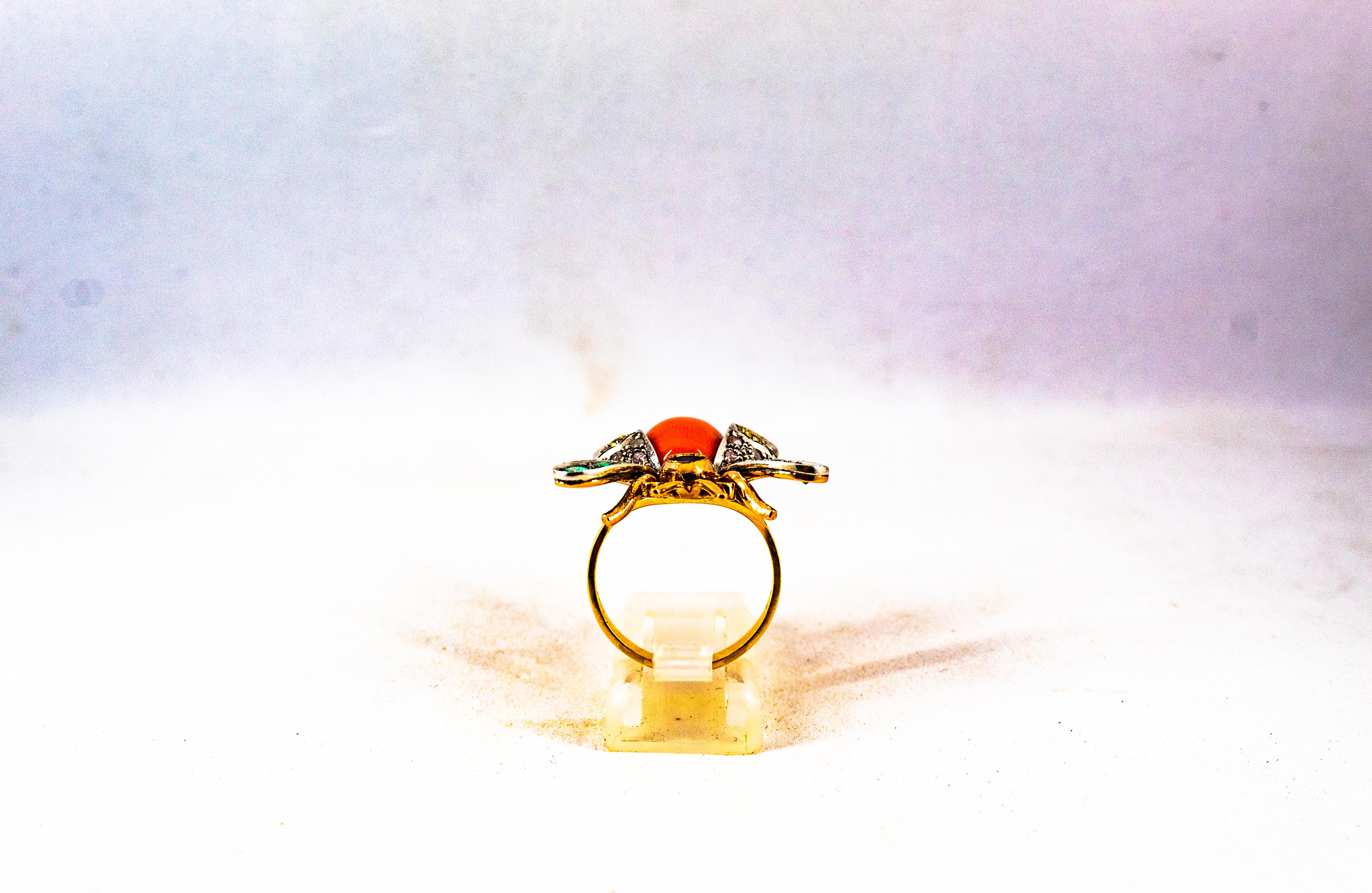 Anello da cocktail in oro giallo con diamante bianco, smeraldo, zaffiro e corallo in stile Art Nouveau in vendita 2