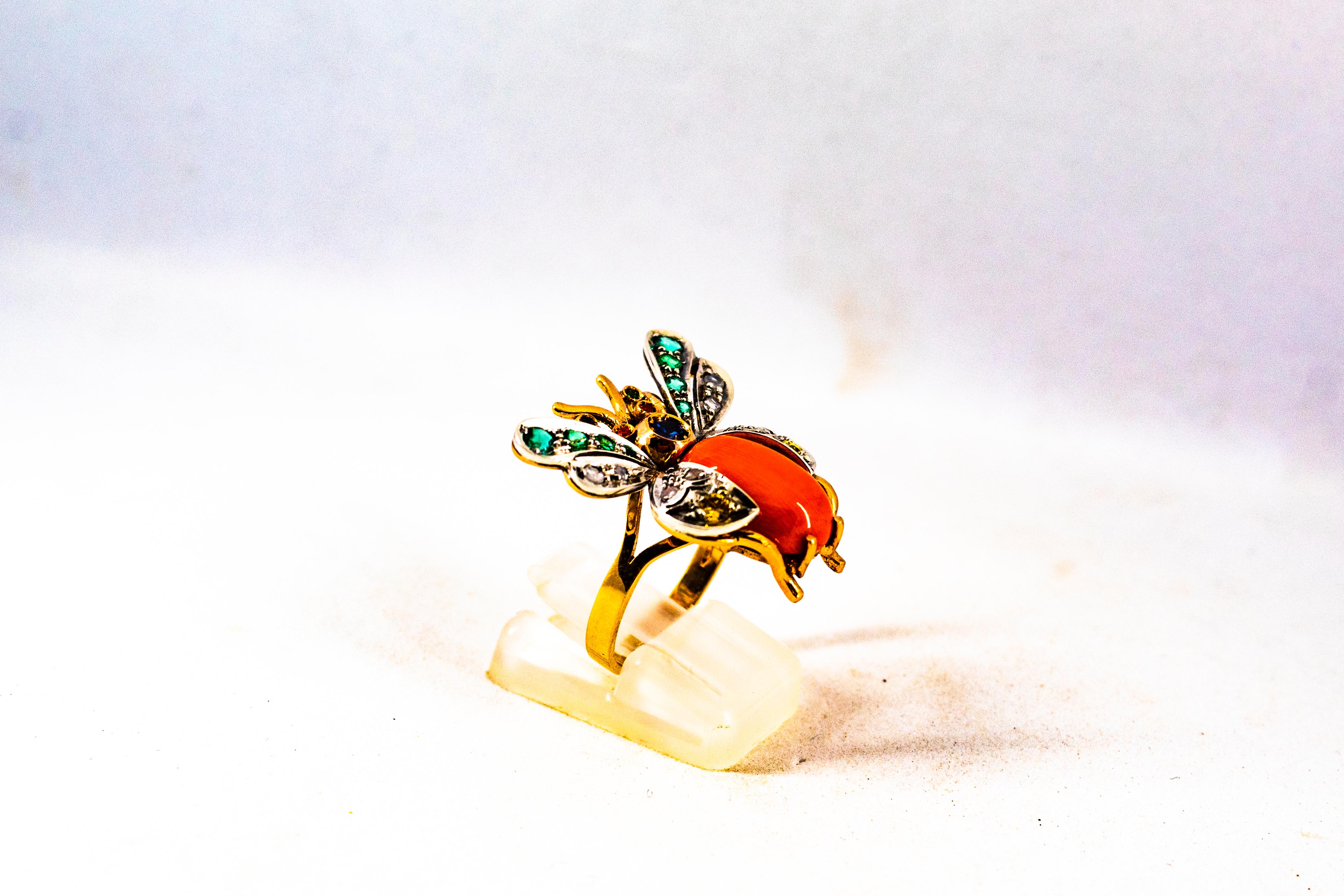 Anello da cocktail in oro giallo con diamante bianco, smeraldo, zaffiro e corallo in stile Art Nouveau in vendita 3