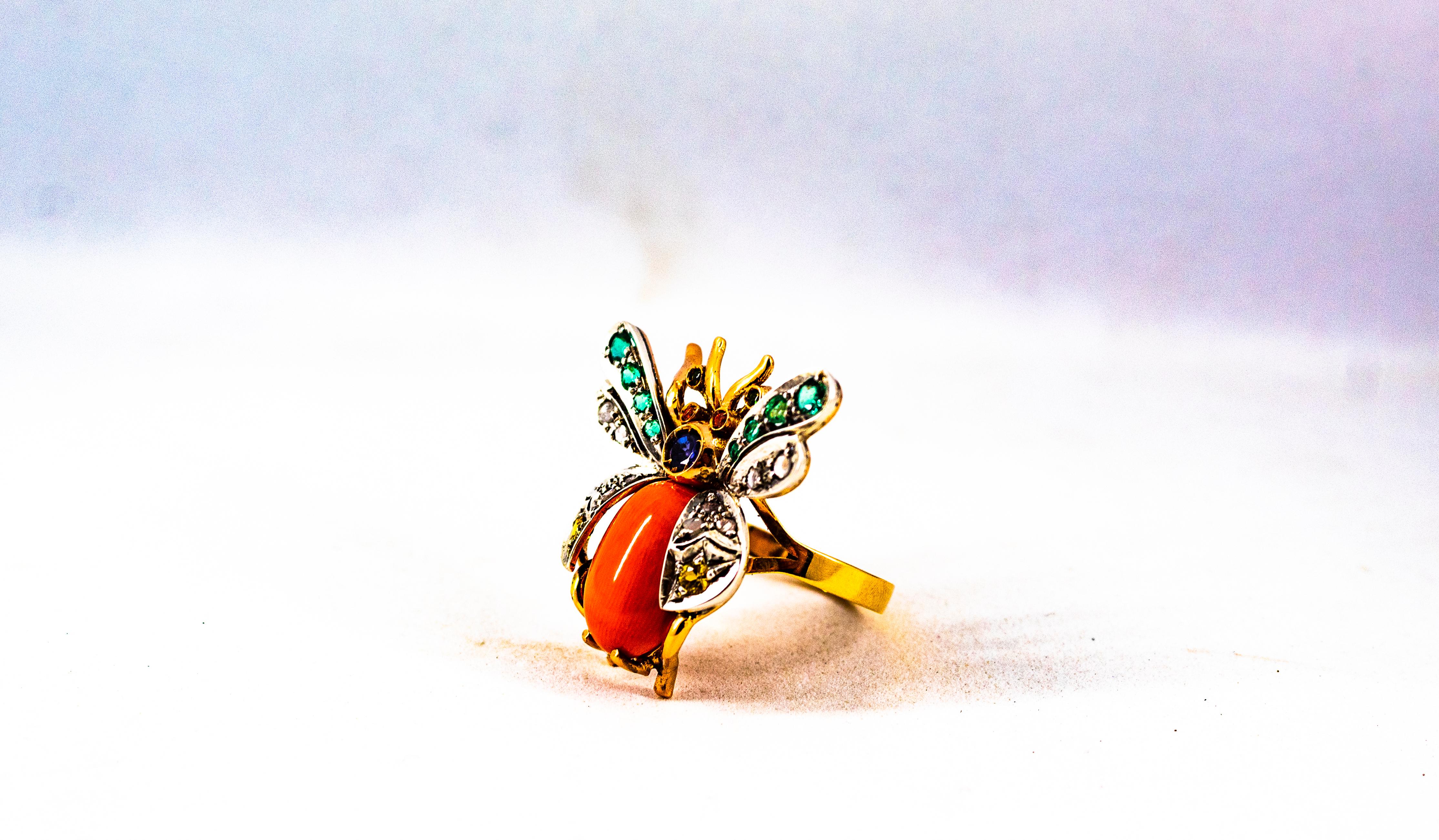 Anello da cocktail in oro giallo con diamante bianco, smeraldo, zaffiro e corallo in stile Art Nouveau in vendita 4