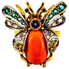 Anello da cocktail in oro giallo con diamante bianco, smeraldo, zaffiro e corallo in stile Art Nouveau