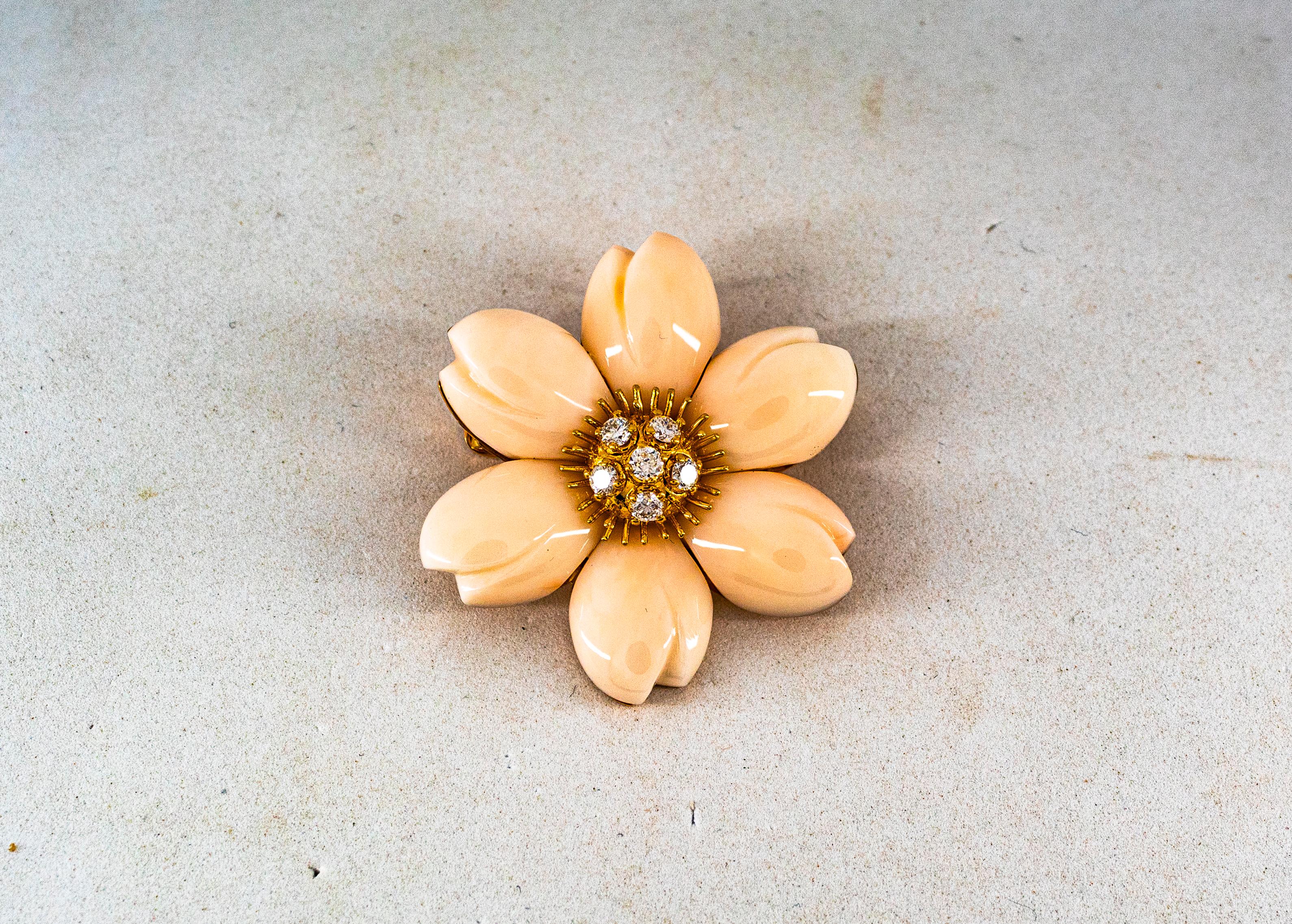 Taglio brillante Ciondolo in oro giallo con diamanti bianchi e corallo rosa lavorato a mano in stile Art Nouveau in vendita