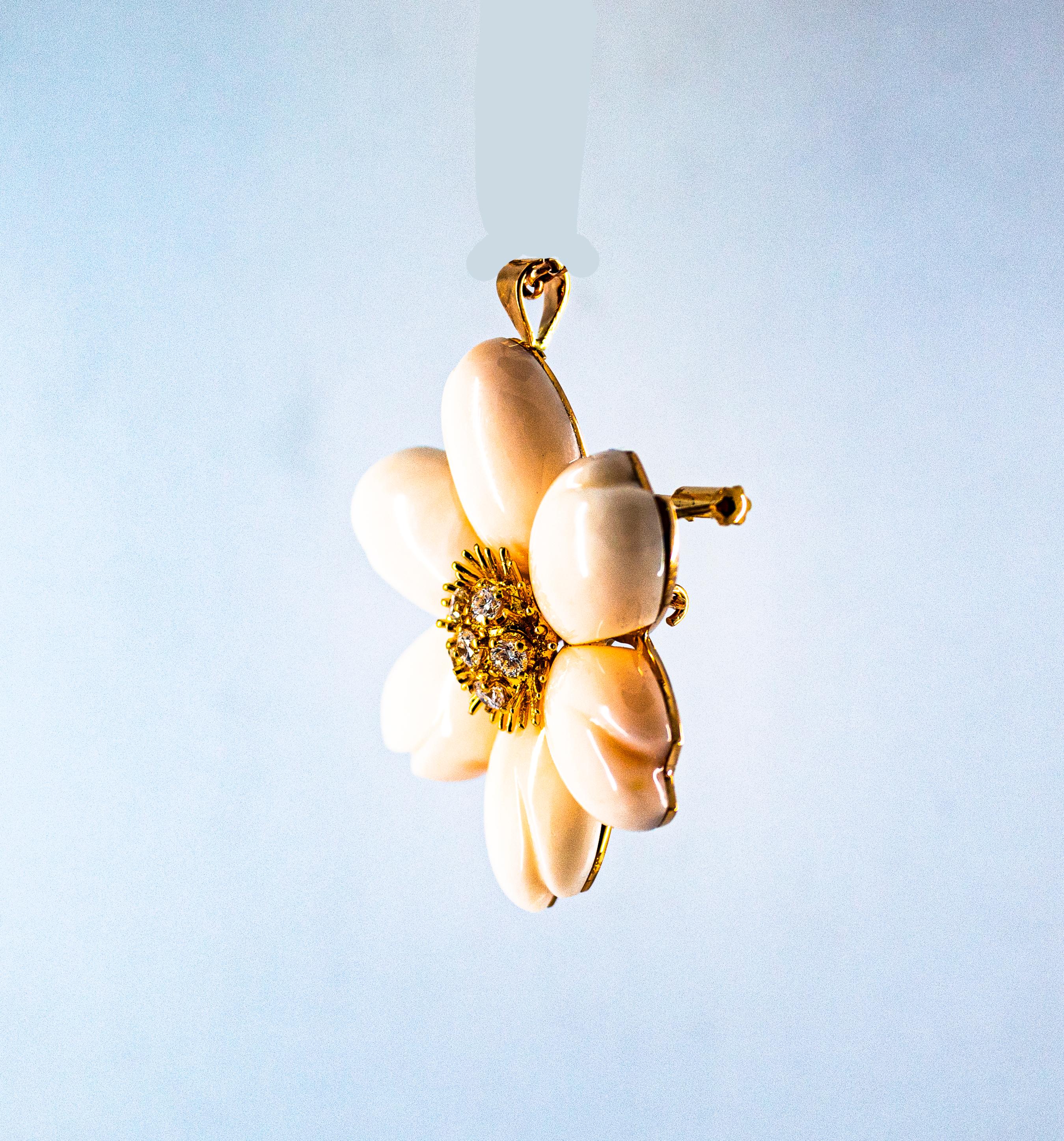 Ciondolo in oro giallo con diamanti bianchi e corallo rosa lavorato a mano in stile Art Nouveau in vendita 1
